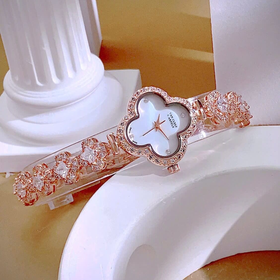 Đồng Hồ Van Cleef & Arpels Nữ Dây Lắc Tay Cỏ 4 Lá Vỏ Vàng Hồng Hoa Trắng Xà Cừ Size 27mm