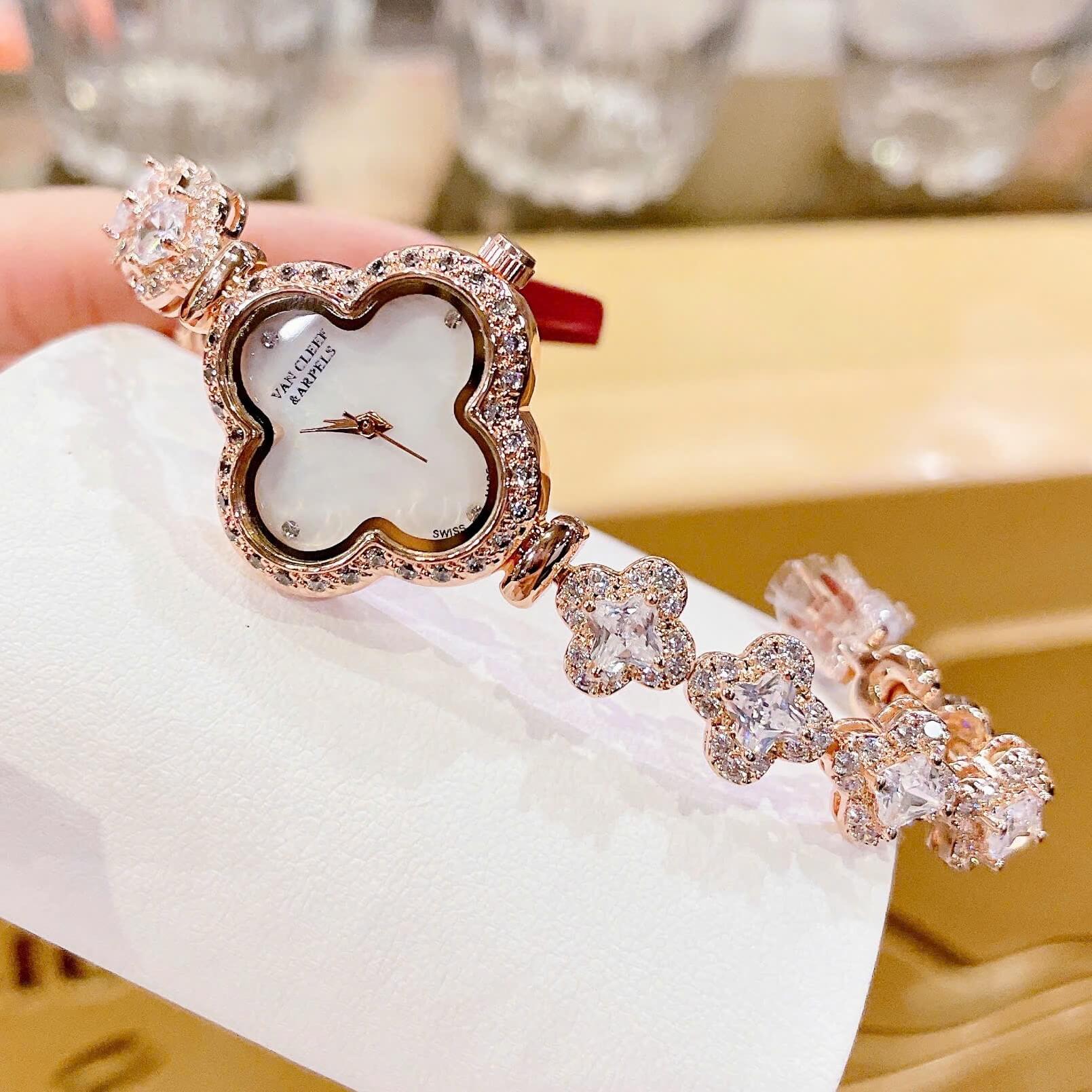 Đồng Hồ Van Cleef & Arpels Nữ Dây Lắc Tay Cỏ 4 Lá Vỏ Vàng Hồng Hoa Trắng Xà Cừ Size 27mm