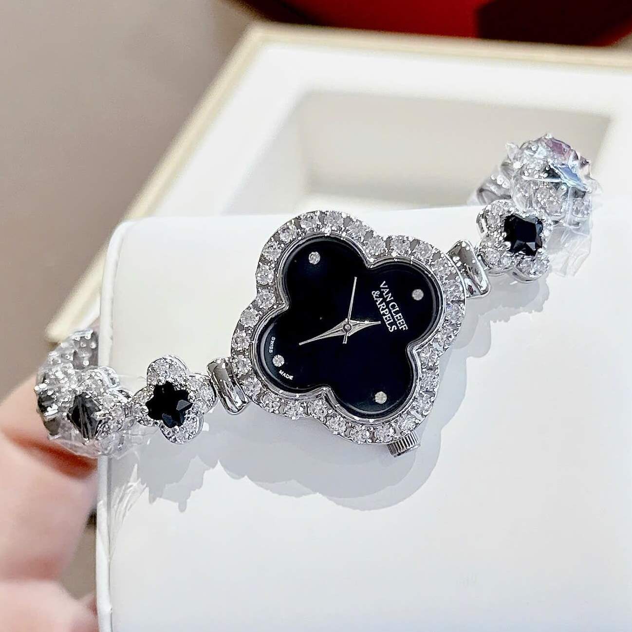 Đồng Hồ Van Cleef & Arpels Nữ Lắc Tay Cỏ 4 Lá Bạc Mặt Đen Đính Đá Size 28mm
