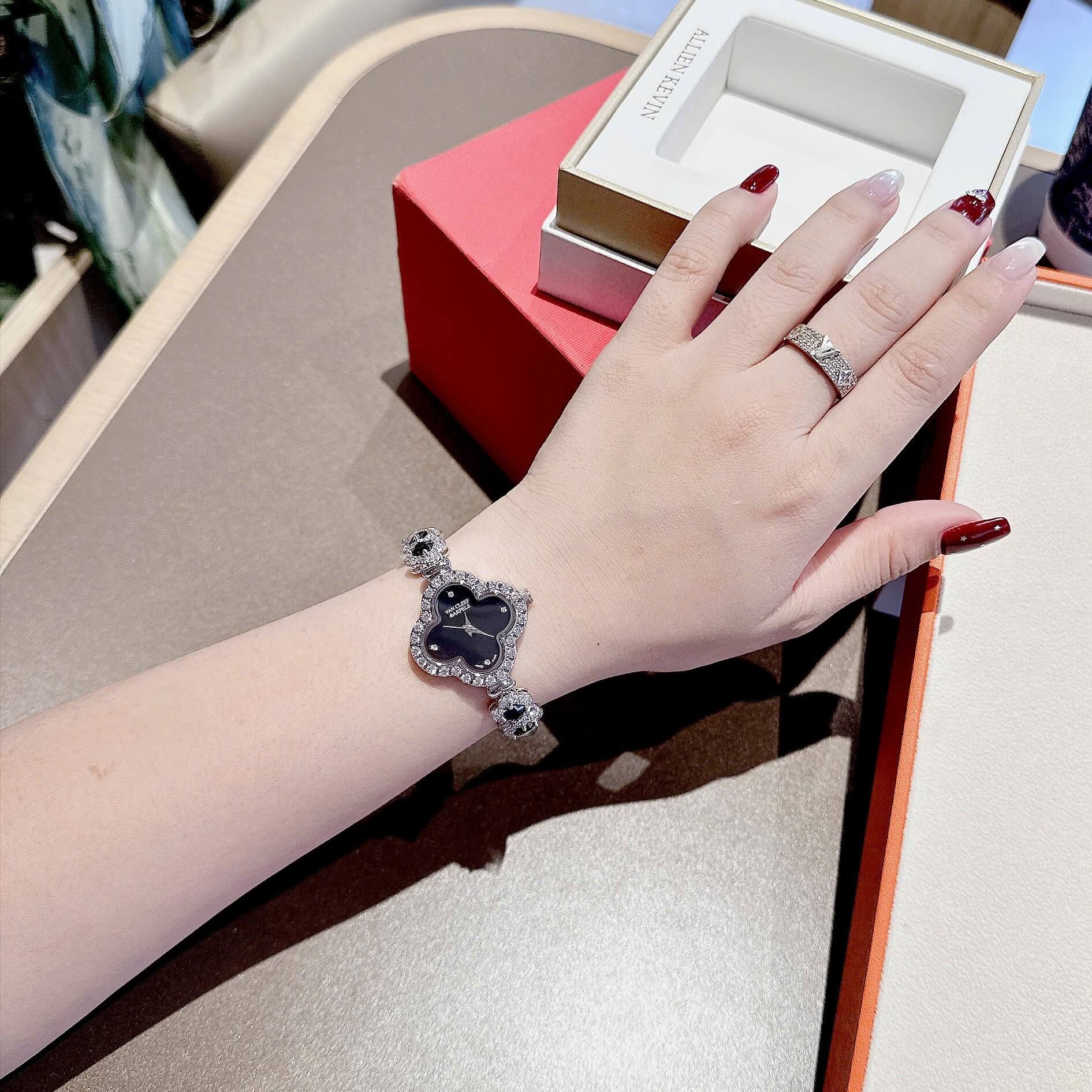 Đồng Hồ Van Cleef & Arpels Nữ Lắc Tay Cỏ 4 Lá Bạc Mặt Đen Đính Đá Size 28mm