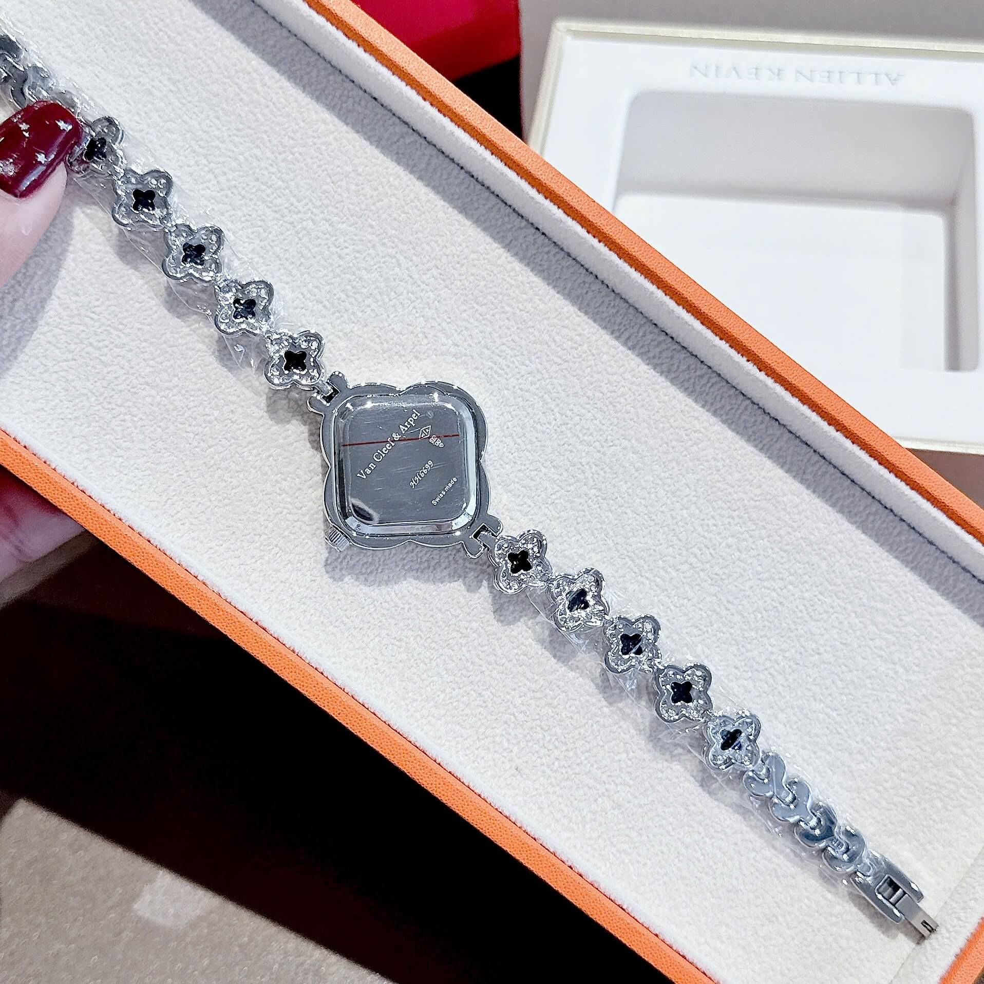 Đồng Hồ Van Cleef & Arpels Nữ Lắc Tay Cỏ 4 Lá Bạc Mặt Đen Đính Đá Size 28mm