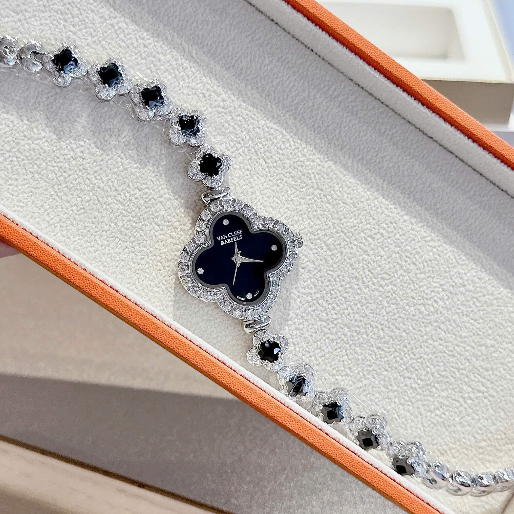 Đồng Hồ Van Cleef & Arpels Nữ Lắc Tay Cỏ 4 Lá Bạc Mặt Đen Đính Đá Size 28mm