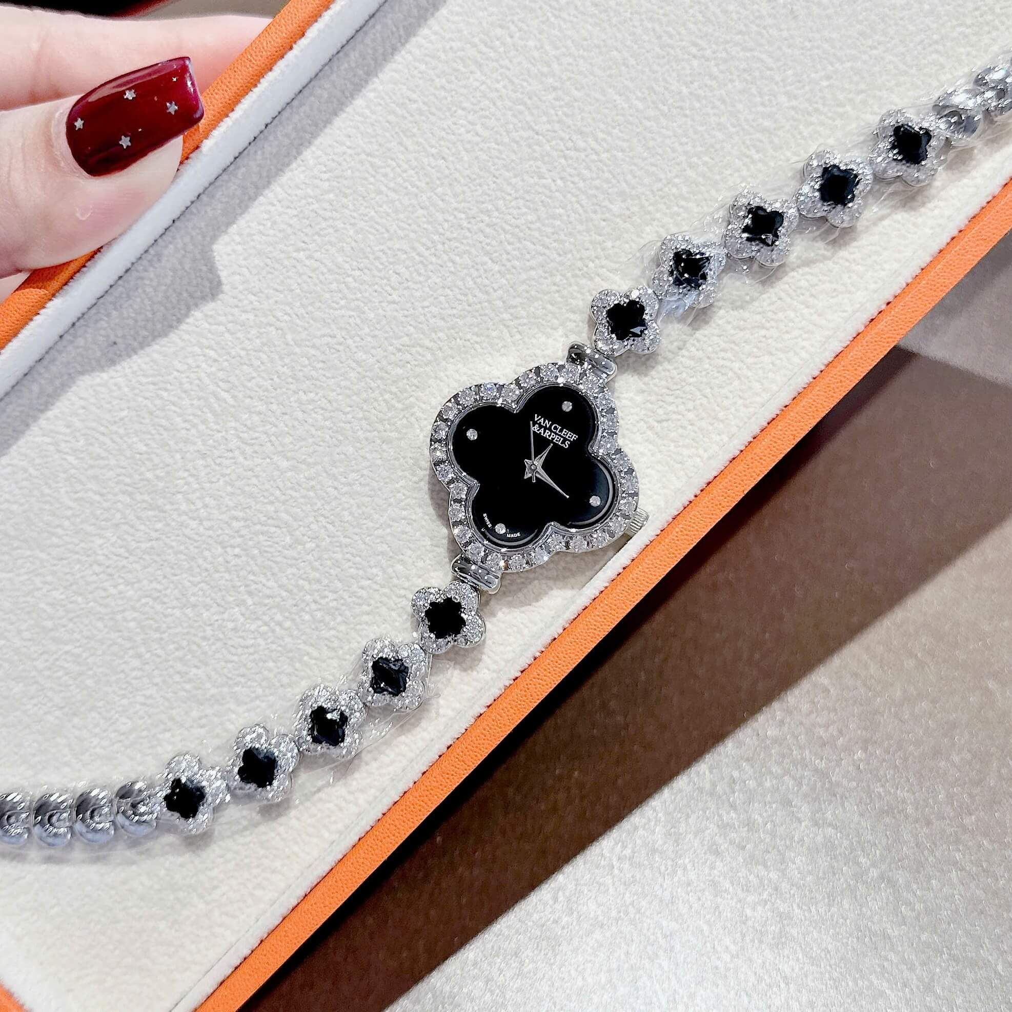 Đồng Hồ Van Cleef & Arpels Nữ Lắc Tay Cỏ 4 Lá Bạc Mặt Đen Đính Đá Size 28mm