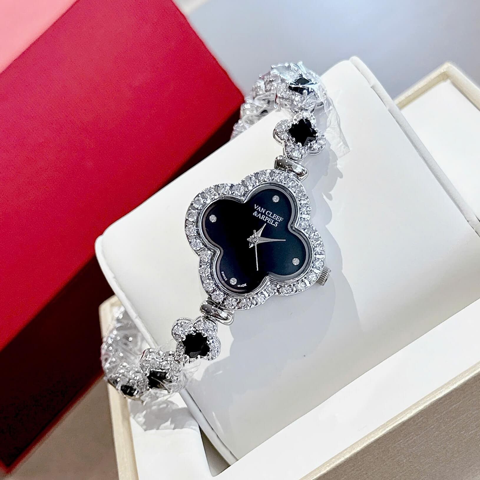 Đồng Hồ Van Cleef & Arpels Nữ Lắc Tay Cỏ 4 Lá Bạc Mặt Đen Đính Đá Size 28mm