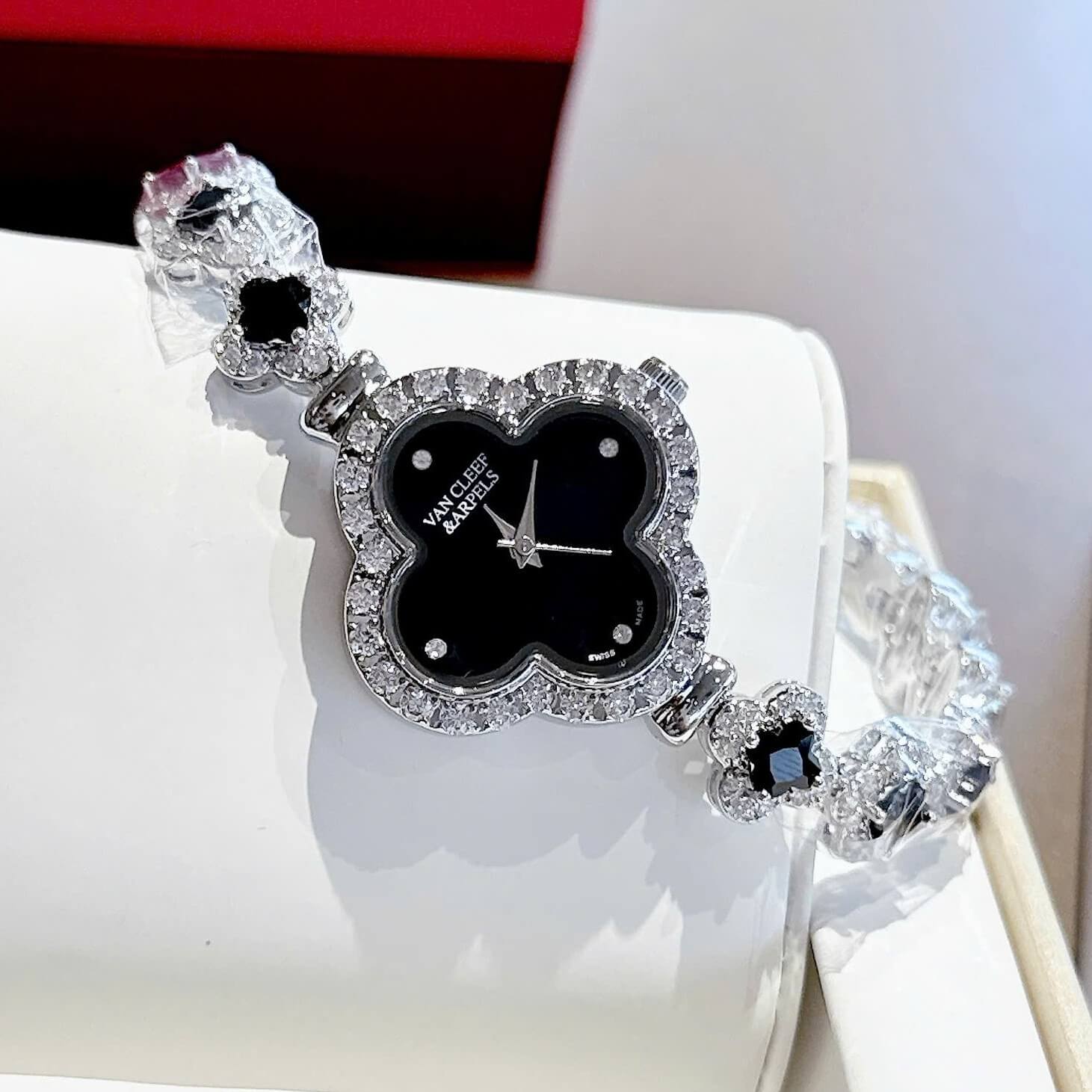 Đồng Hồ Van Cleef & Arpels Nữ Lắc Tay Cỏ 4 Lá Bạc Mặt Đen Đính Đá Size 28mm