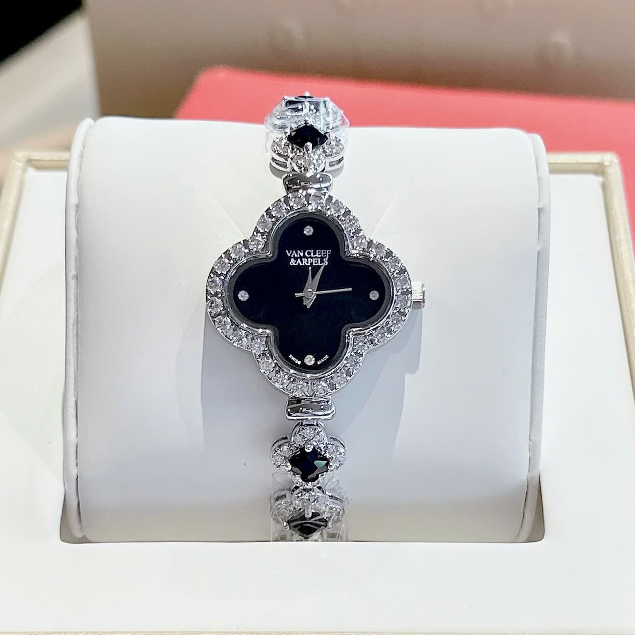 Đồng Hồ Van Cleef & Arpels Nữ Lắc Tay Cỏ 4 Lá Bạc Mặt Đen Đính Đá Size 28mm