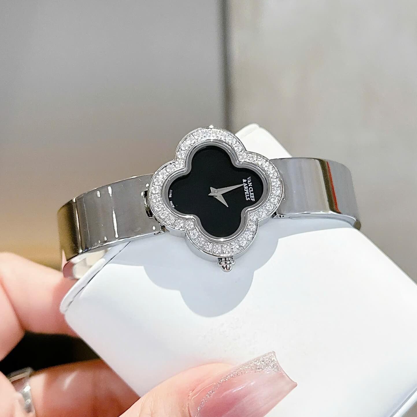 Đồng Hồ Van Cleef & Arpels Nữ Lắc Tay Cỏ 4 Lá Bạc Mặt Đen Size 28mm