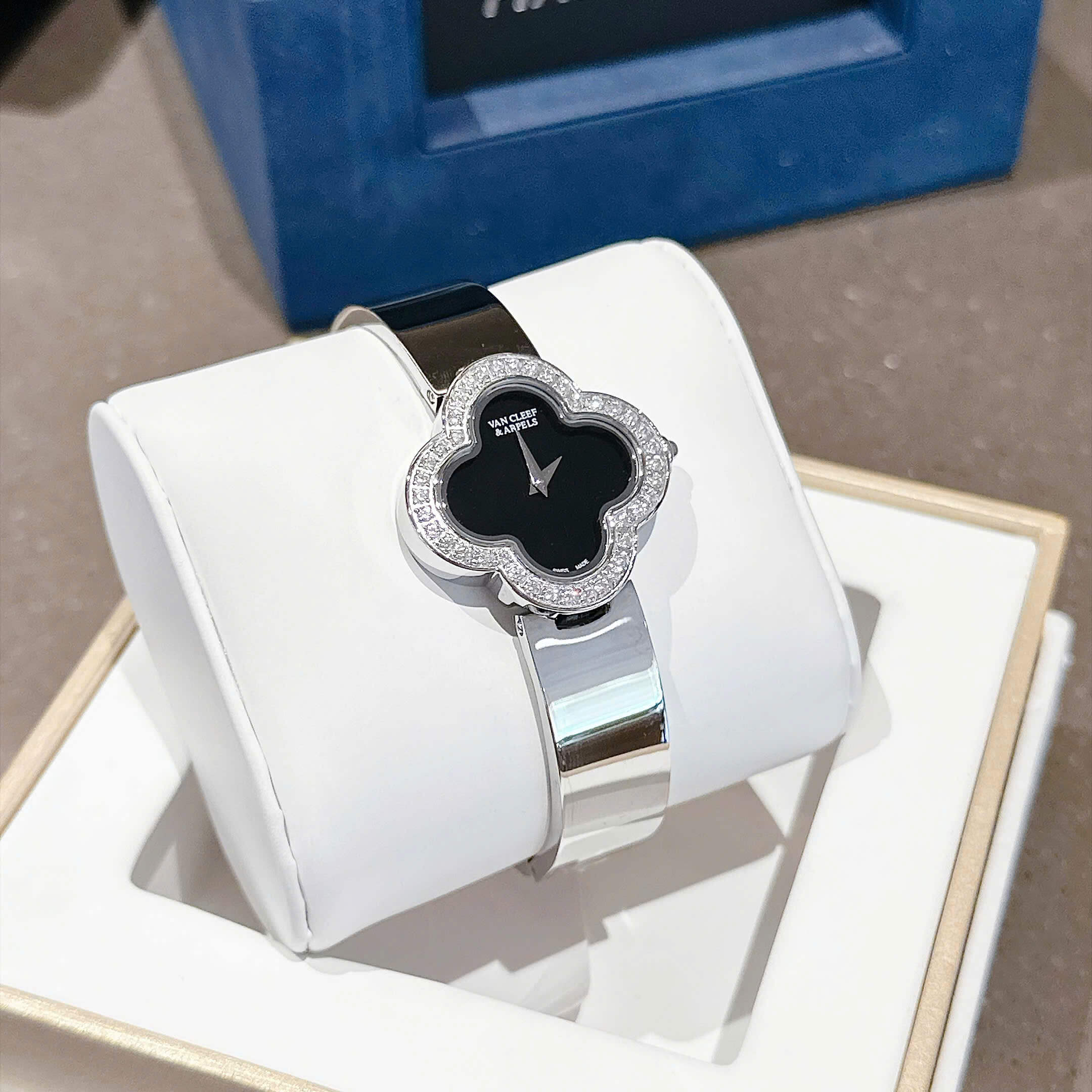 Đồng Hồ Van Cleef & Arpels Nữ Lắc Tay Cỏ 4 Lá Bạc Mặt Đen Size 28mm