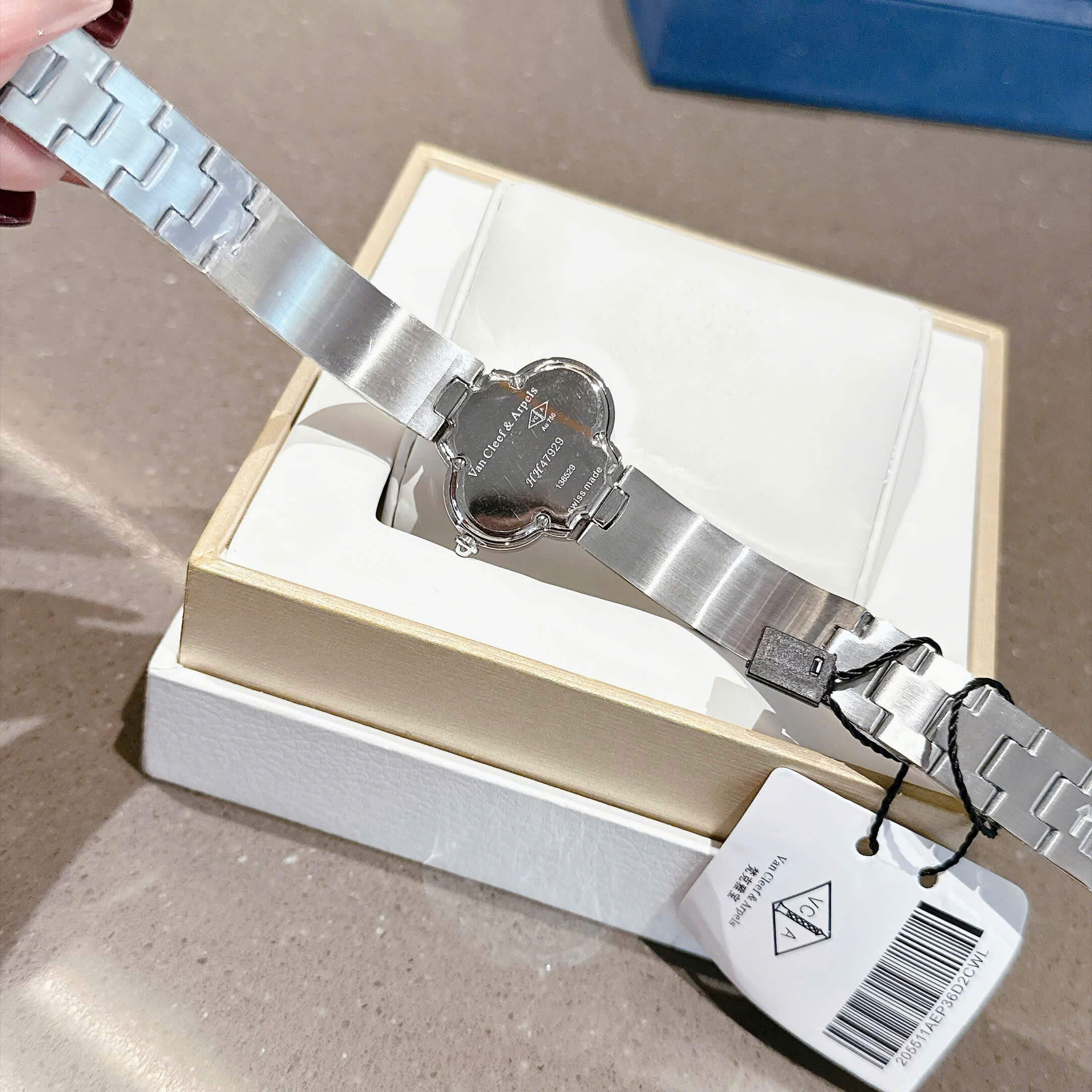 Đồng Hồ Van Cleef & Arpels Nữ Lắc Tay Cỏ 4 Lá Bạc Mặt Đen Size 28mm