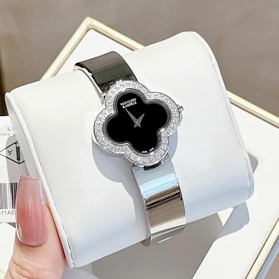 Đồng Hồ Van Cleef & Arpels Nữ Lắc Tay Cỏ 4 Lá Bạc Mặt Đen Size 28mm