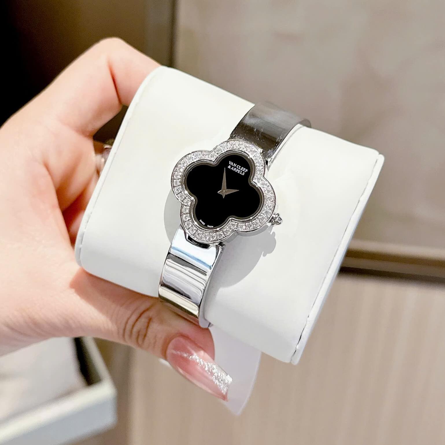 Đồng Hồ Van Cleef & Arpels Nữ Lắc Tay Cỏ 4 Lá Bạc Mặt Đen Size 28mm