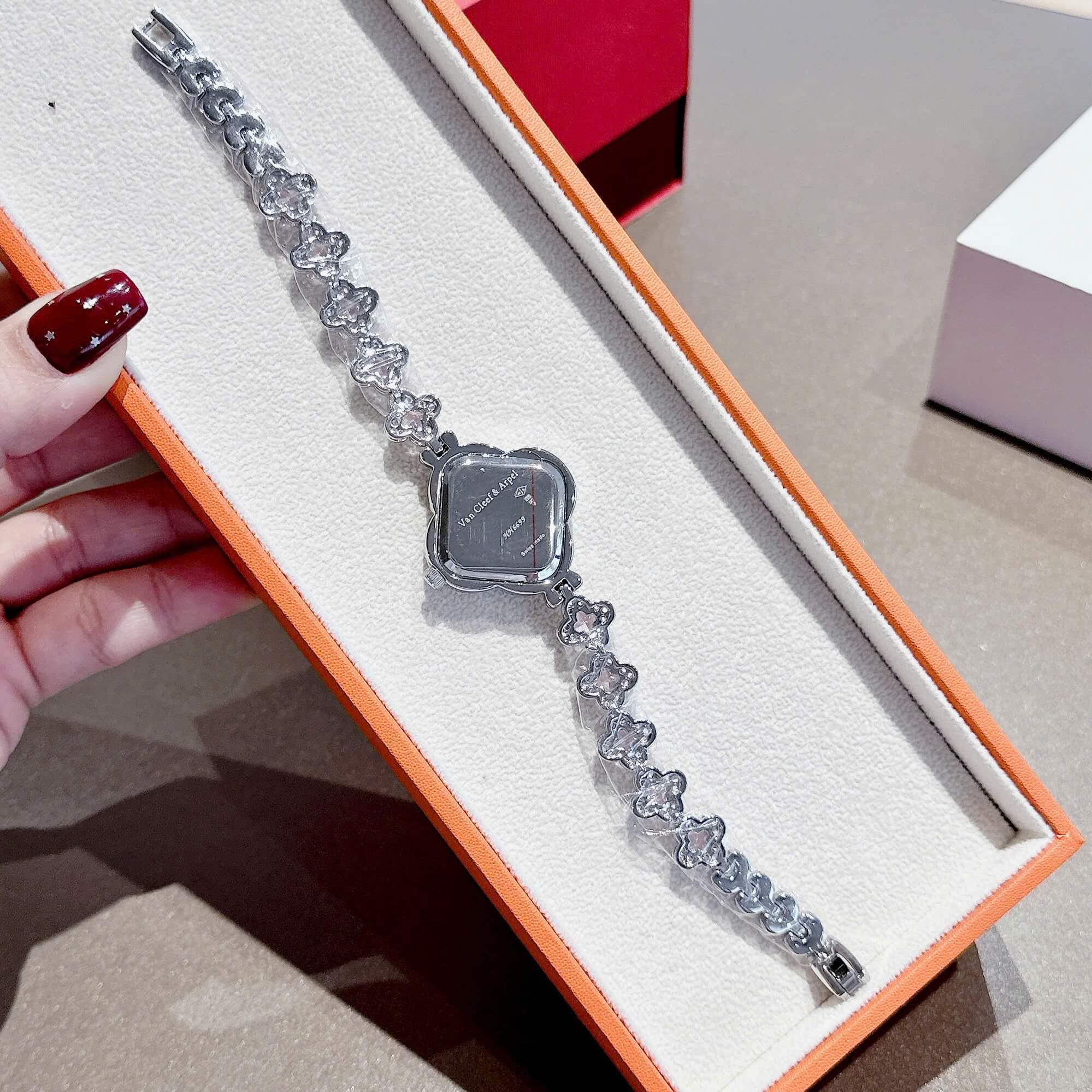 Đồng Hồ Van Cleef & Arpels Nữ Lắc Tay Cỏ 4 Lá Bạc Mặt Xà Cừ Trắng Đính Đá Size 28mm