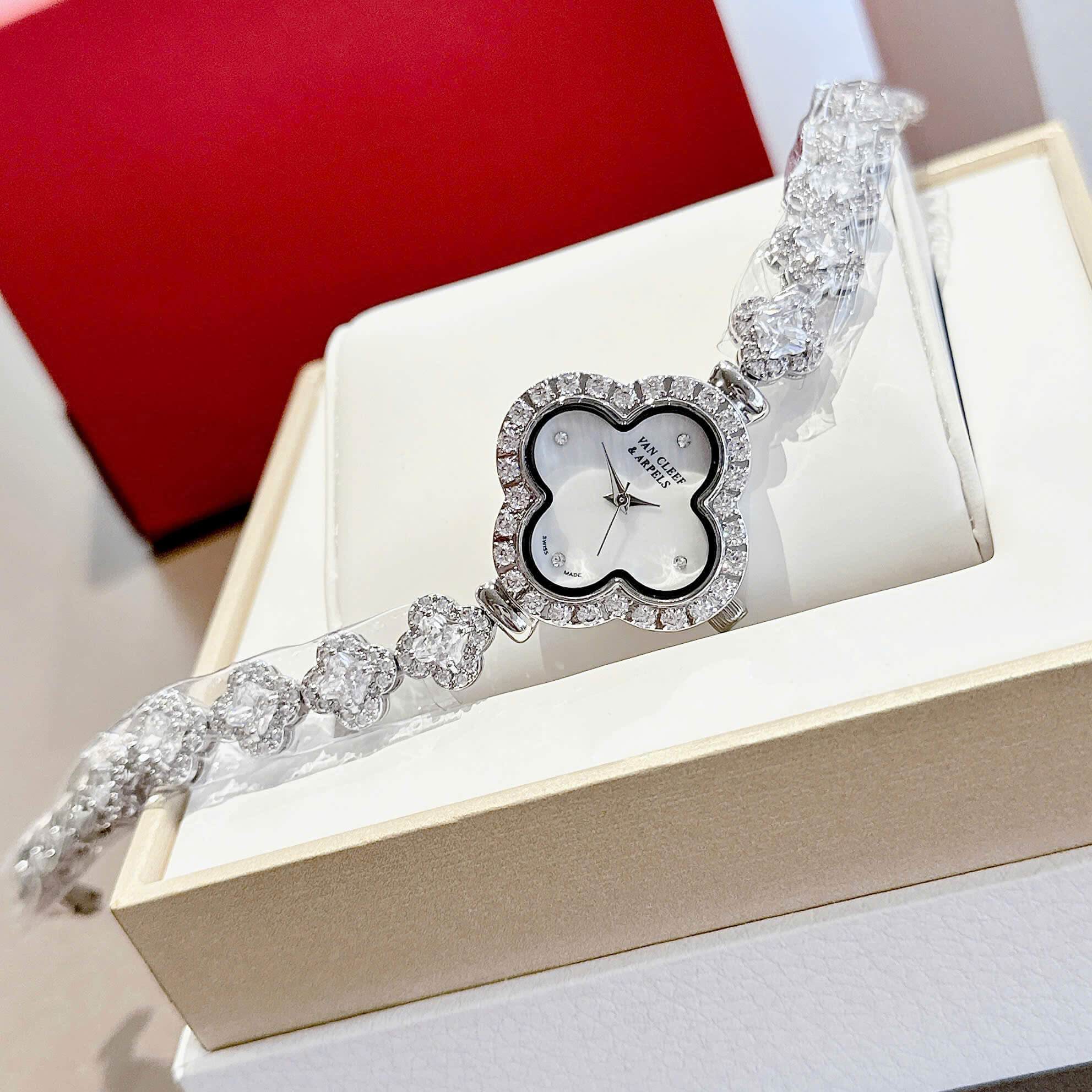 Đồng Hồ Van Cleef & Arpels Nữ Lắc Tay Cỏ 4 Lá Bạc Mặt Xà Cừ Trắng Đính Đá Size 28mm