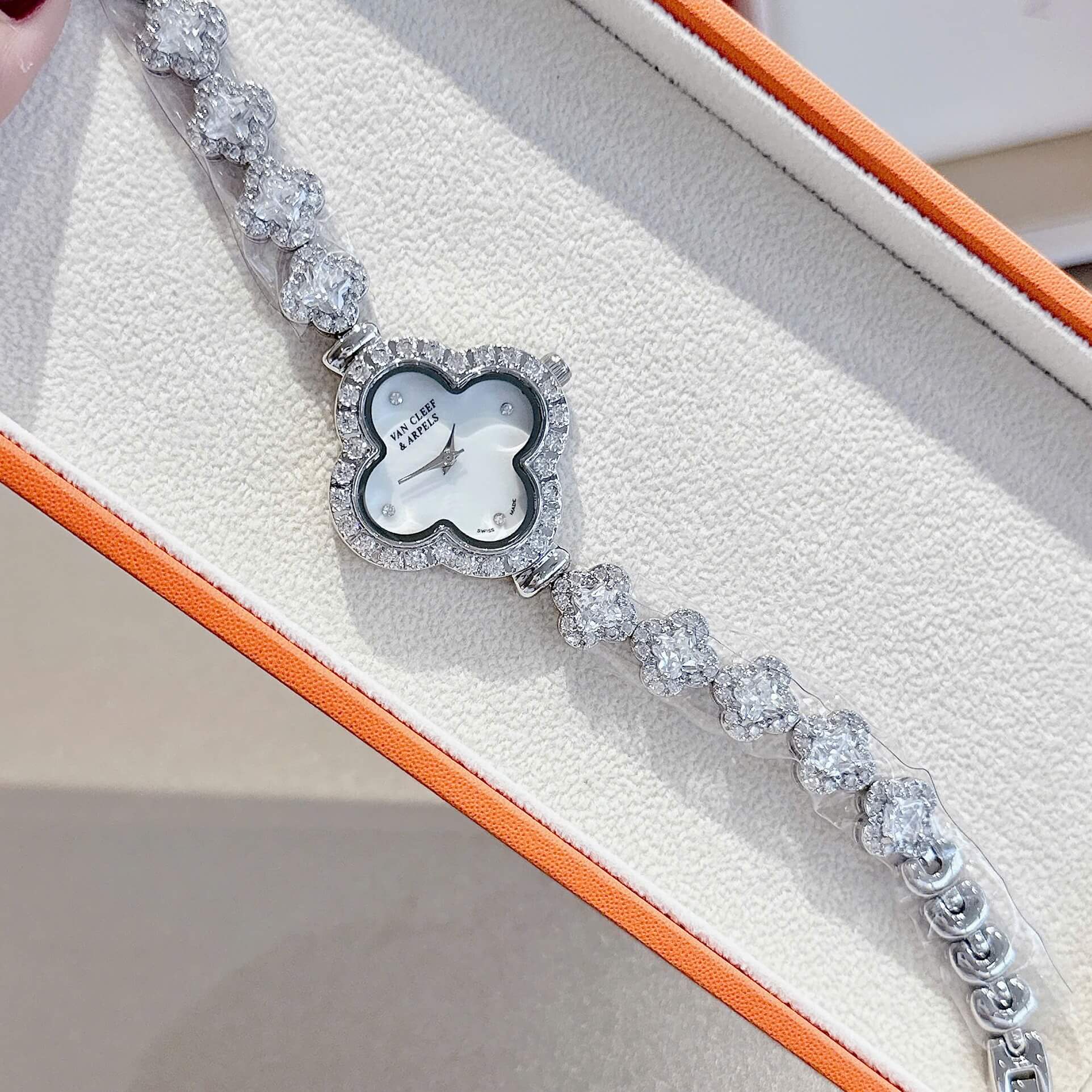 Đồng Hồ Van Cleef & Arpels Nữ Lắc Tay Cỏ 4 Lá Bạc Mặt Xà Cừ Trắng Đính Đá Size 28mm