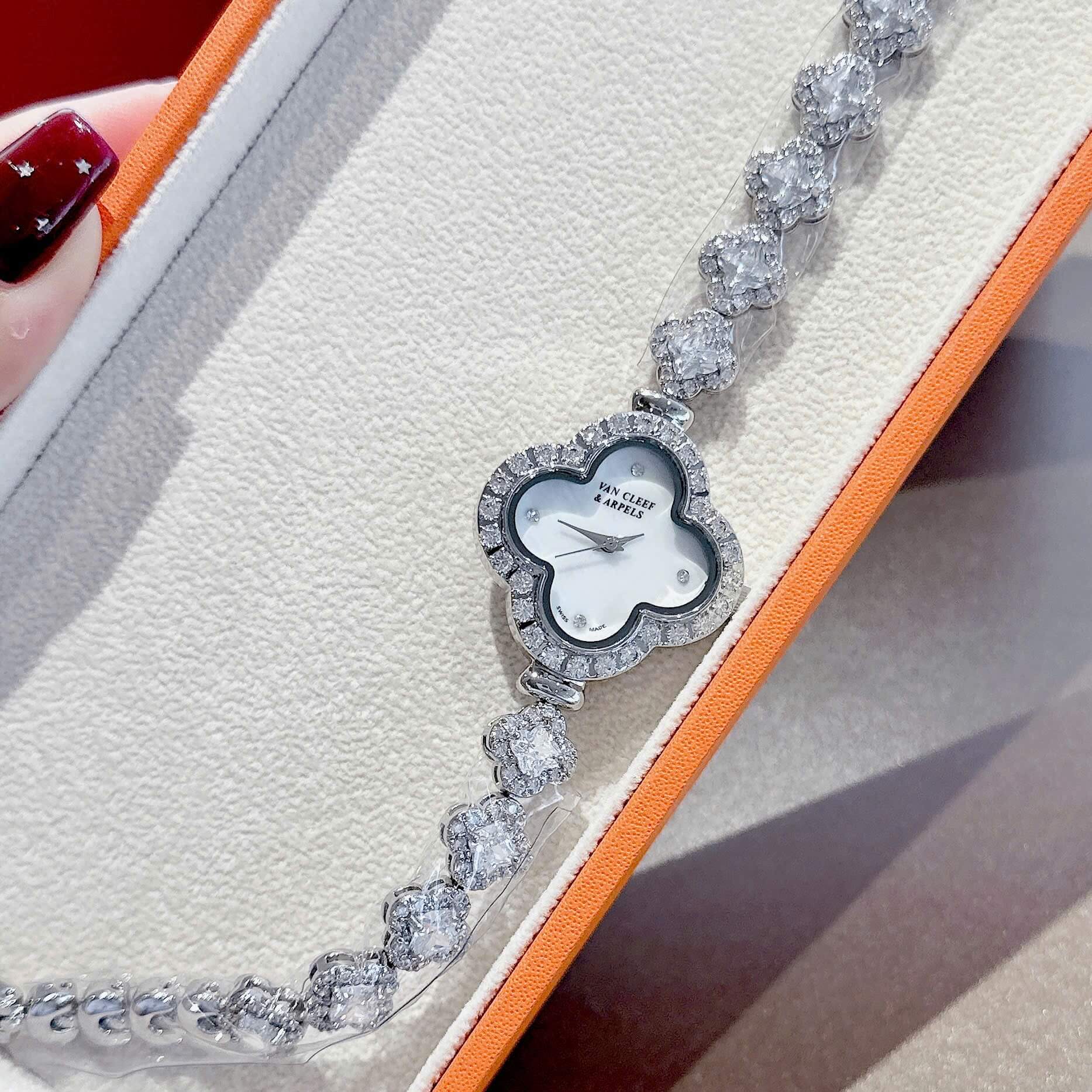 Đồng Hồ Van Cleef & Arpels Nữ Lắc Tay Cỏ 4 Lá Bạc Mặt Xà Cừ Trắng Đính Đá Size 28mm