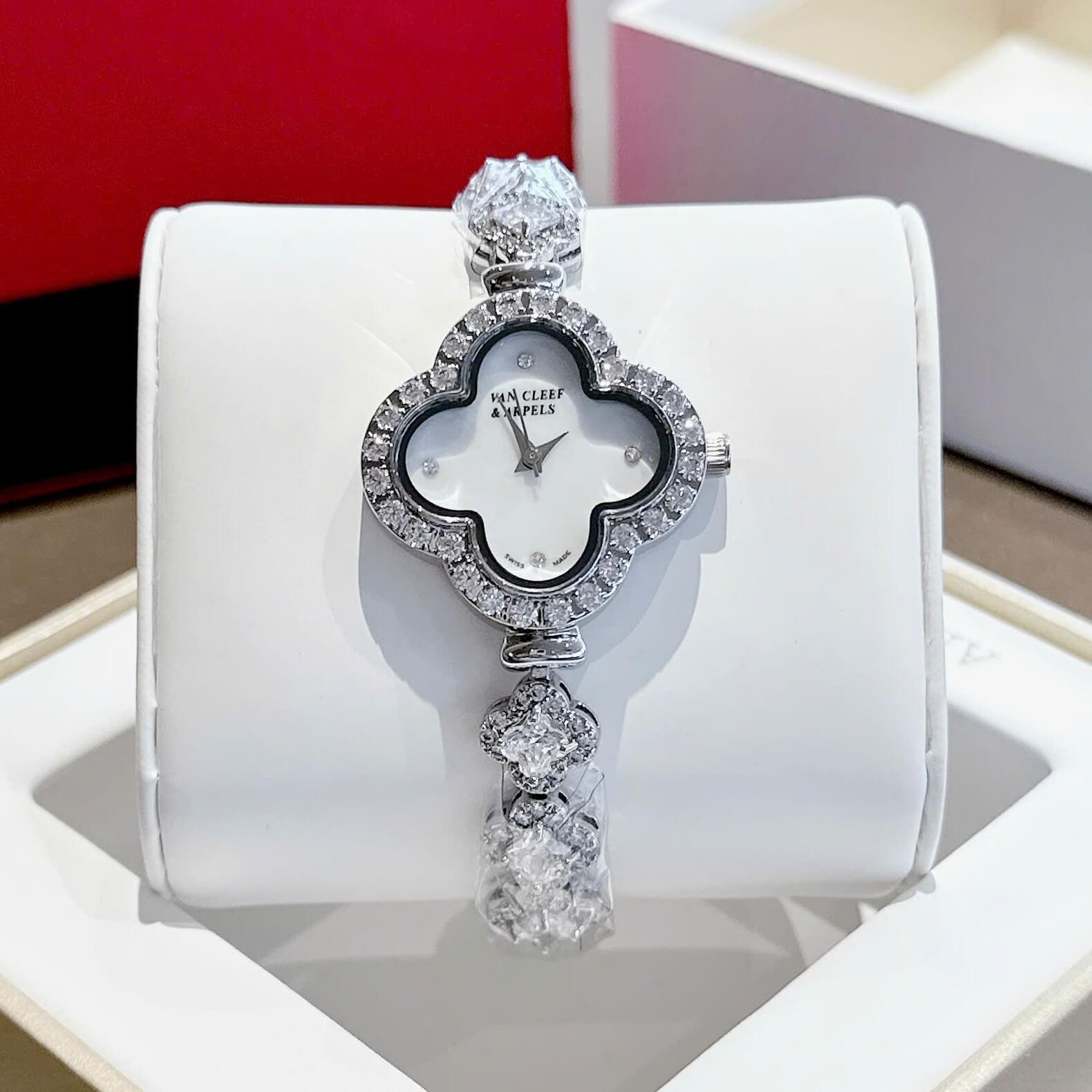 Đồng Hồ Van Cleef & Arpels Nữ Lắc Tay Cỏ 4 Lá Bạc Mặt Xà Cừ Trắng Đính Đá Size 28mm