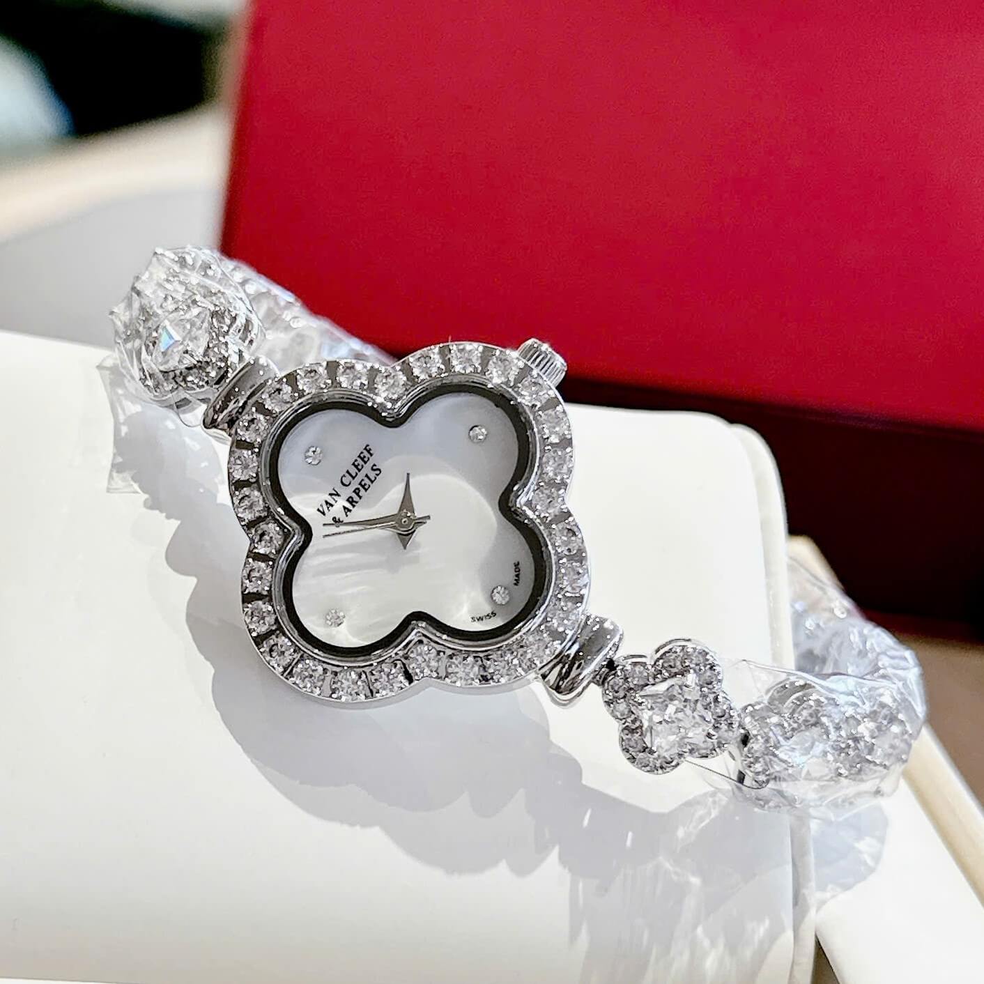 Đồng Hồ Van Cleef & Arpels Nữ Lắc Tay Cỏ 4 Lá Bạc Mặt Xà Cừ Trắng Đính Đá Size 28mm
