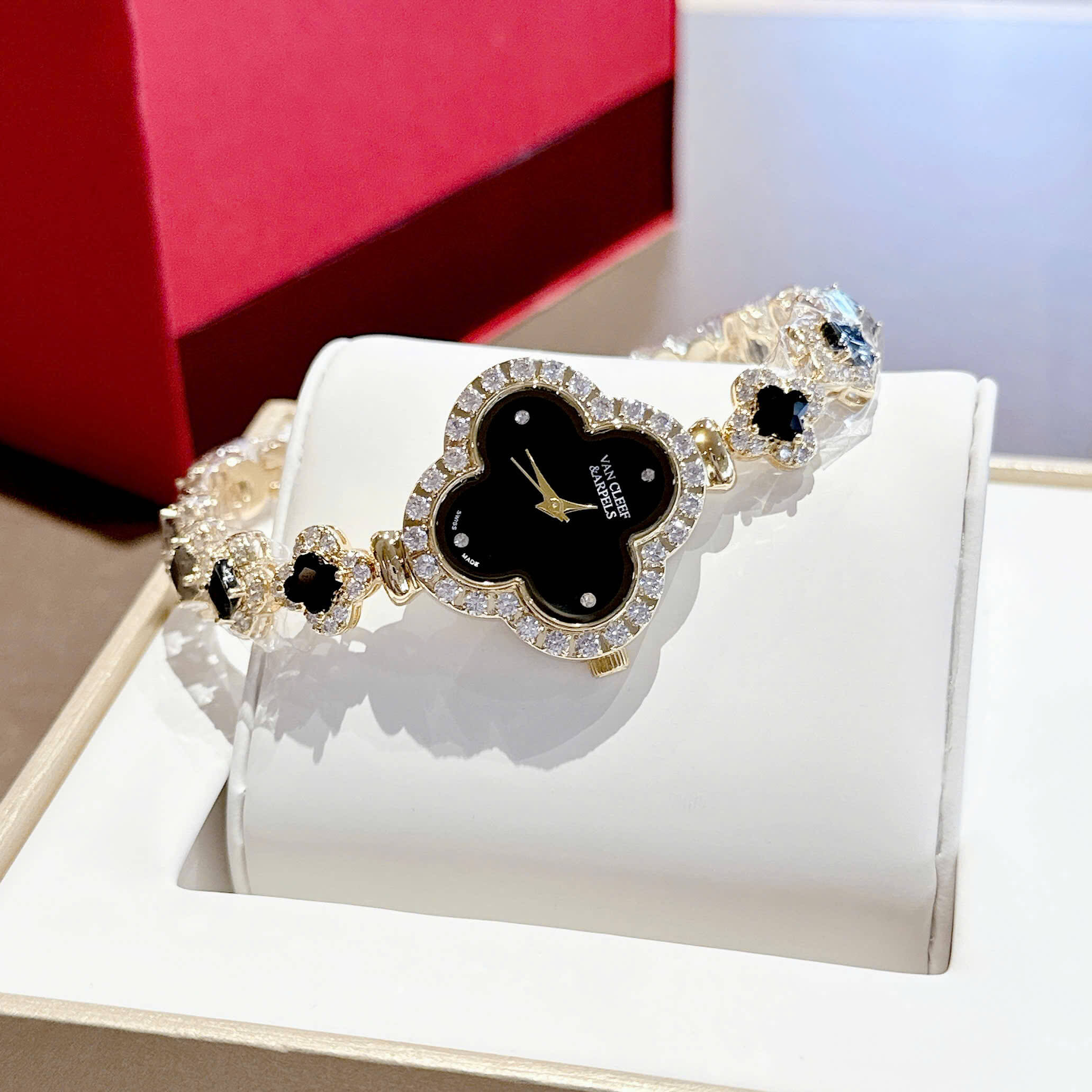 Đồng Hồ Van Cleef & Arpels Nữ Lắc Tay Cỏ 4 Lá Vỏ Vàng Mặt Đen Đính Đá Size 28mm