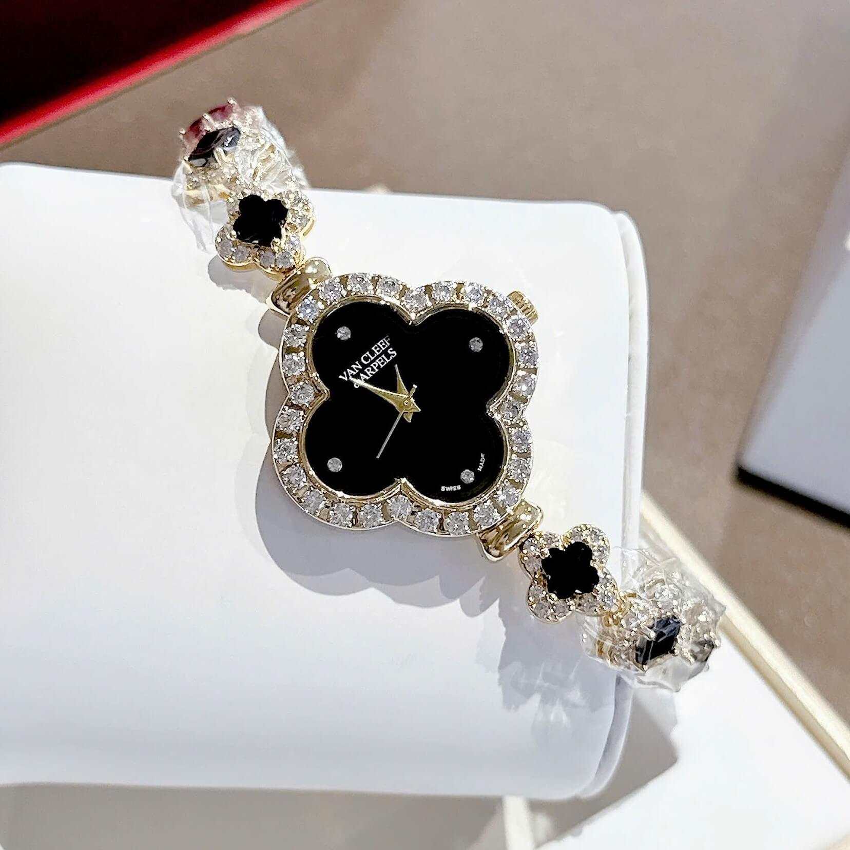 Đồng Hồ Van Cleef & Arpels Nữ Lắc Tay Cỏ 4 Lá Vỏ Vàng Mặt Đen Đính Đá Size 28mm