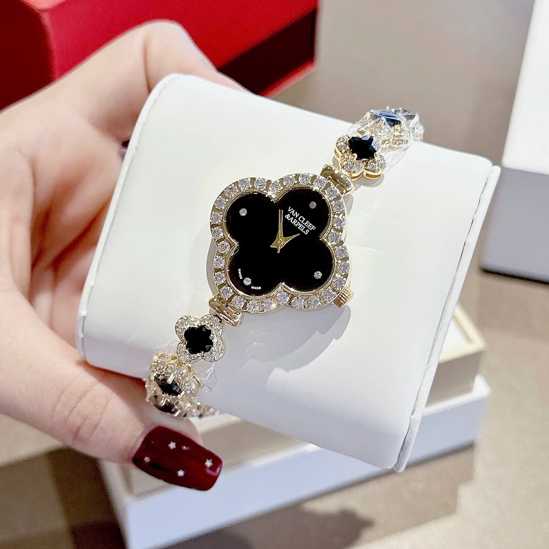 Đồng Hồ Van Cleef & Arpels Nữ Lắc Tay Cỏ 4 Lá Vỏ Vàng Mặt Đen Đính Đá Size 28mm