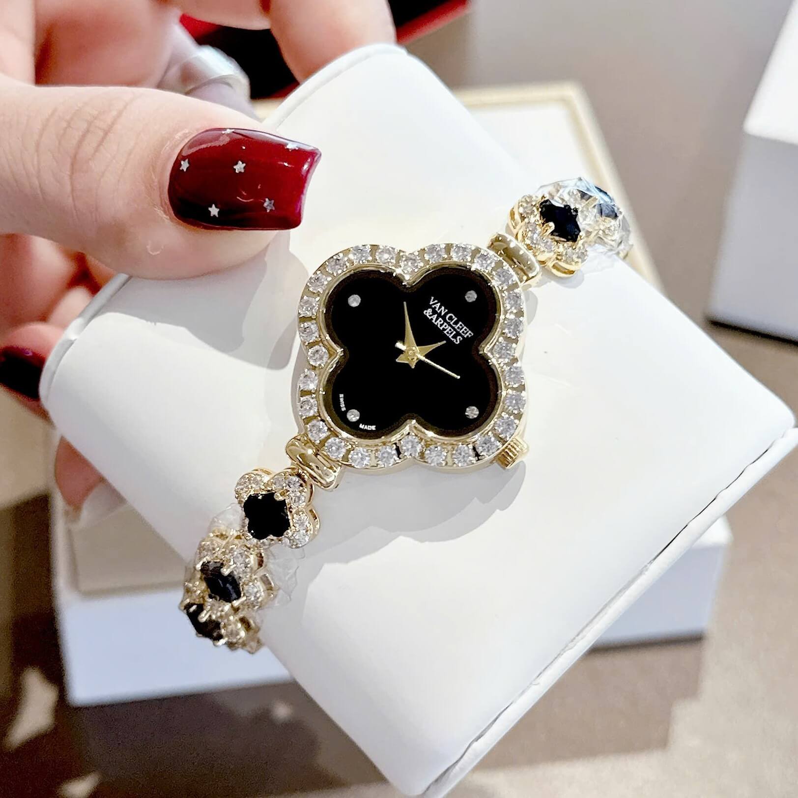 Đồng Hồ Van Cleef & Arpels Nữ Lắc Tay Cỏ 4 Lá Vỏ Vàng Mặt Đen Đính Đá Size 28mm