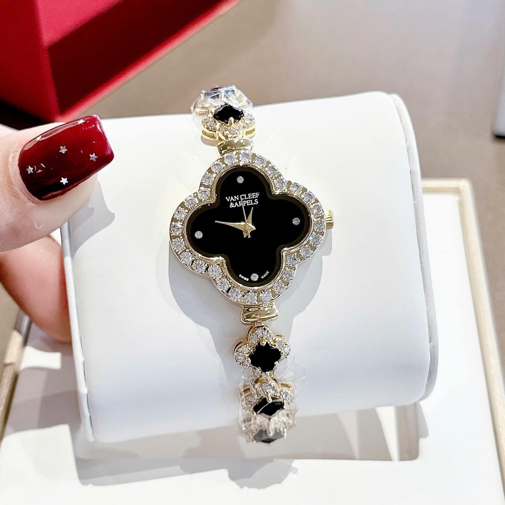 Đồng Hồ Van Cleef & Arpels Nữ Lắc Tay Cỏ 4 Lá Vỏ Vàng Mặt Đen Đính Đá Size 28mm