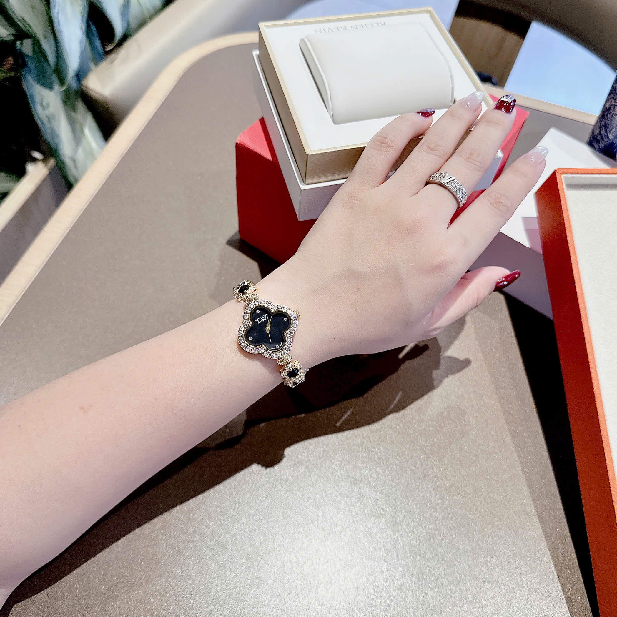 Đồng Hồ Van Cleef & Arpels Nữ Lắc Tay Cỏ 4 Lá Vỏ Vàng Mặt Đen Đính Đá Size 28mm