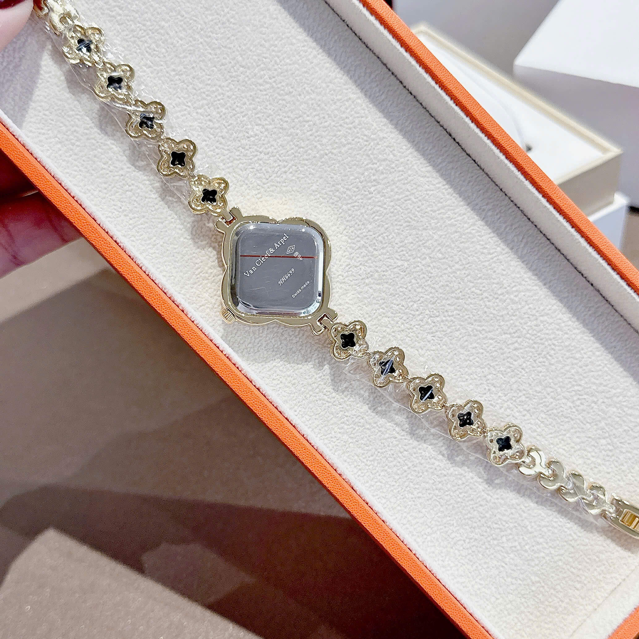 Đồng Hồ Van Cleef & Arpels Nữ Lắc Tay Cỏ 4 Lá Vỏ Vàng Mặt Đen Đính Đá Size 28mm