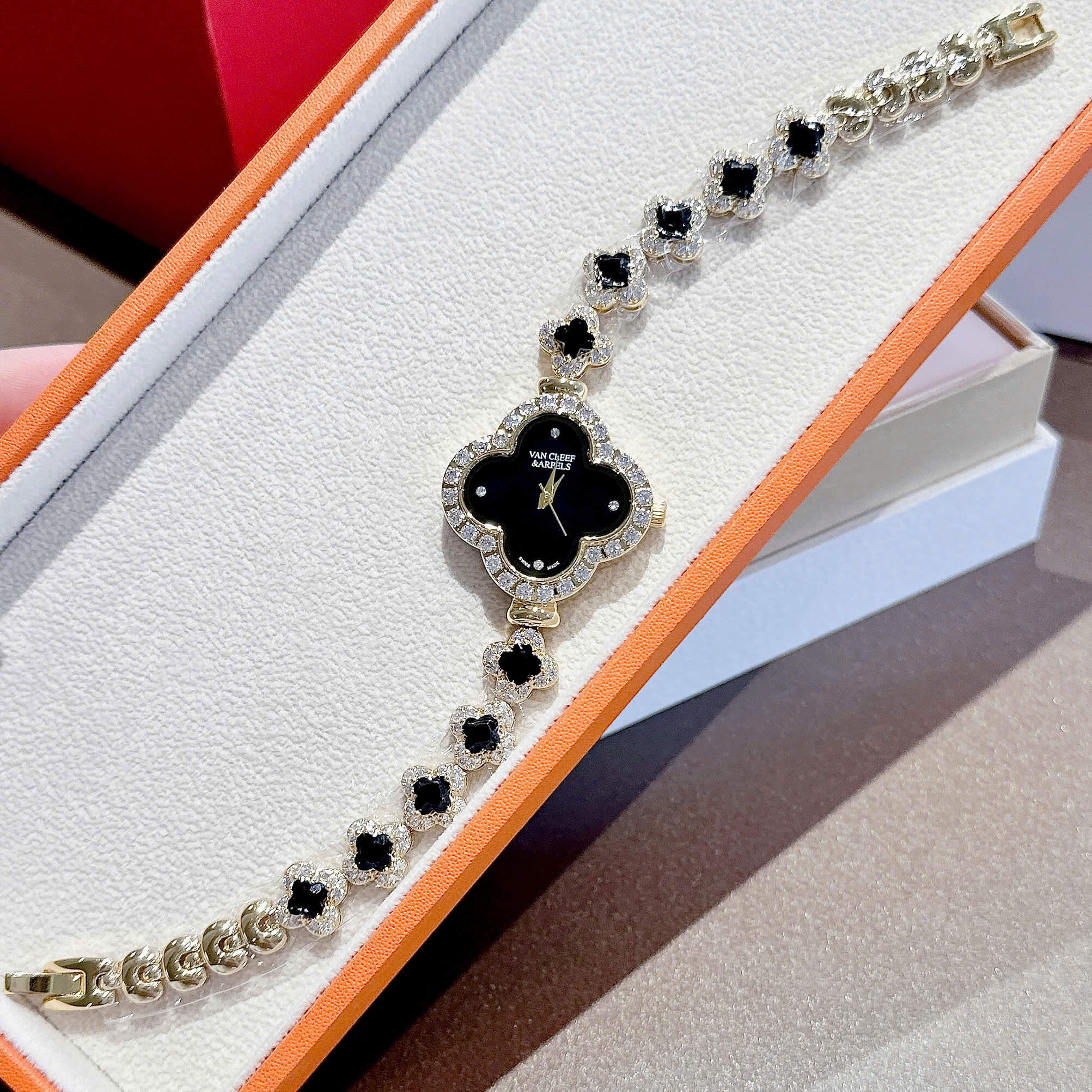 Đồng Hồ Van Cleef & Arpels Nữ Lắc Tay Cỏ 4 Lá Vỏ Vàng Mặt Đen Đính Đá Size 28mm