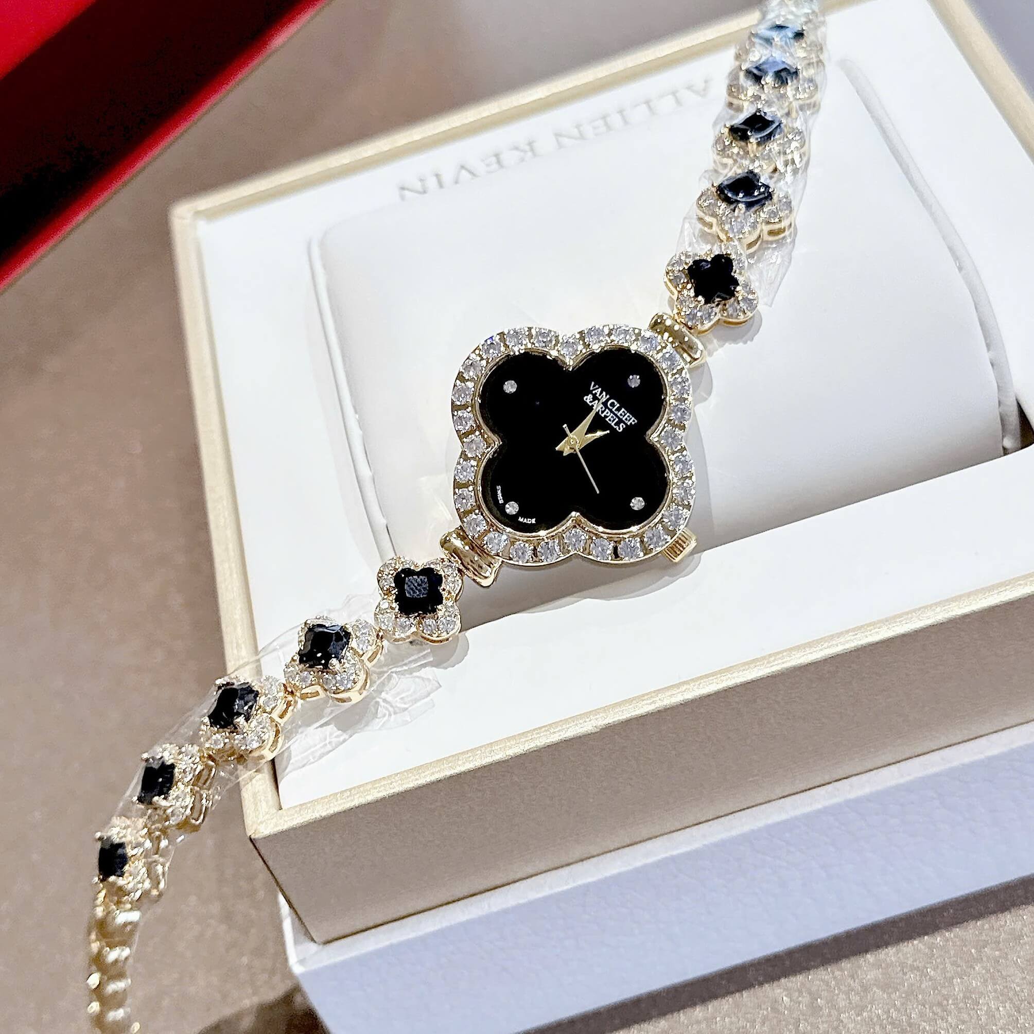 Đồng Hồ Van Cleef & Arpels Nữ Lắc Tay Cỏ 4 Lá Vỏ Vàng Mặt Đen Đính Đá Size 28mm
