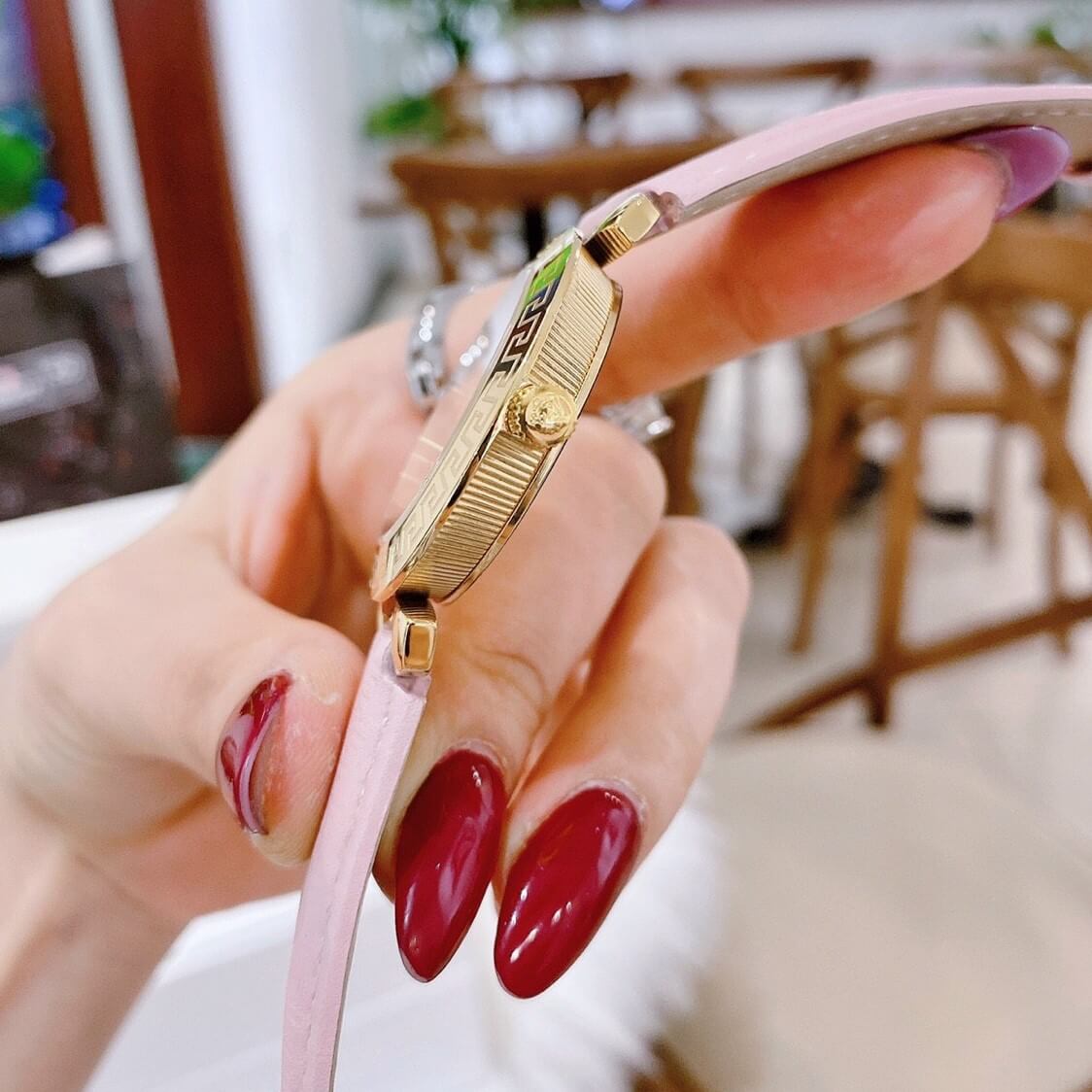 Đồng Hồ Nữ Versace Daphnis Dây Da Hồng Gold 35mm