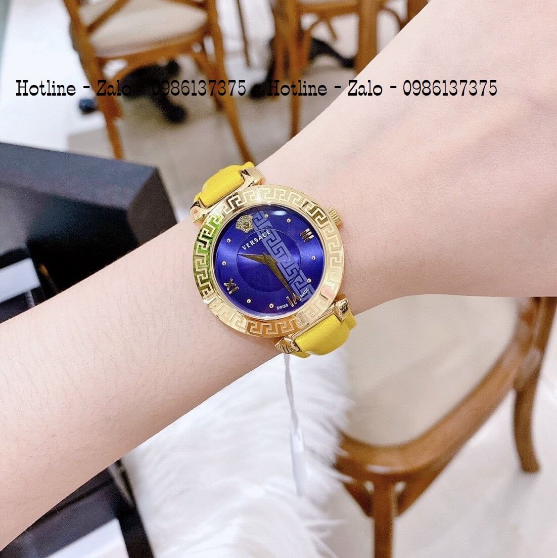 Đồng Hồ Nữ Versace Daphnis Dây Da Vàng Mặt Xanh 35mm