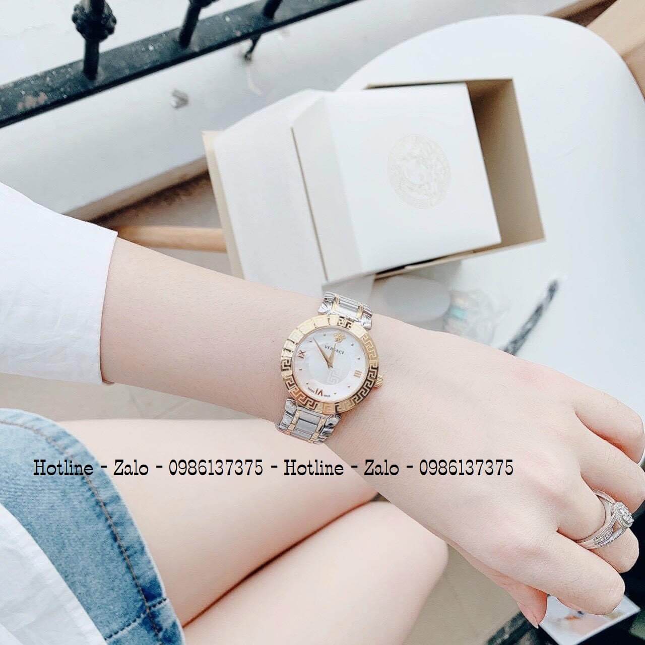 Đồng Hồ Versace Daphnis Demi Mặt Trắng Nữ 35mm Swiss