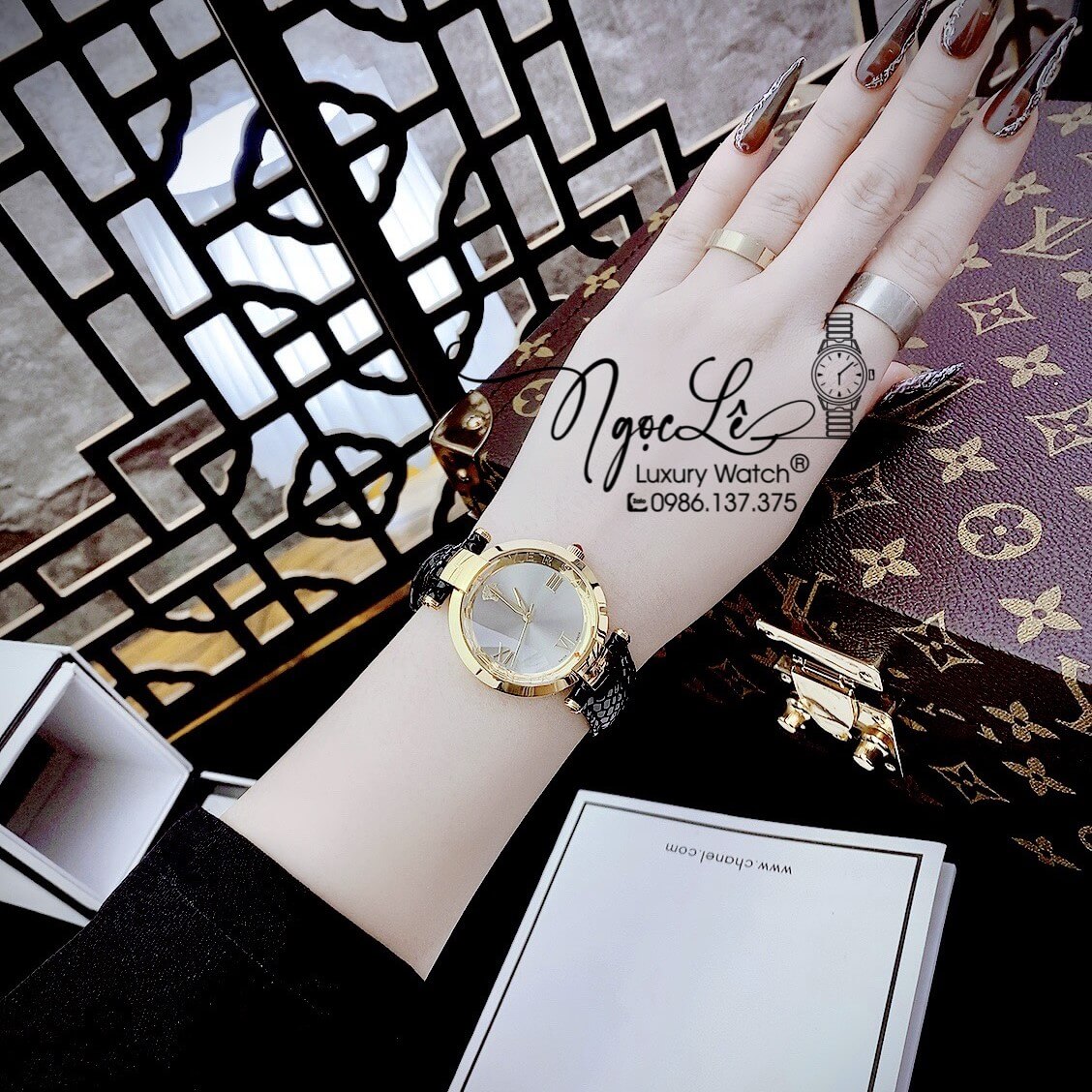 Đồng Hồ Nữ Versace Revive Dây Da Đen Mặt Xám Size 35mm Máy Thụy Sỹ