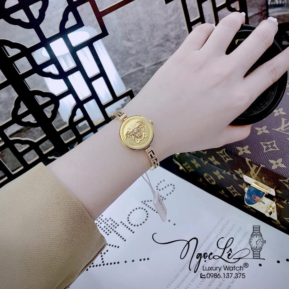 Đồng Hồ Nữ Versace Medusa Secret Dây Kim Loại Vàng Mặt Đen Size 25mm