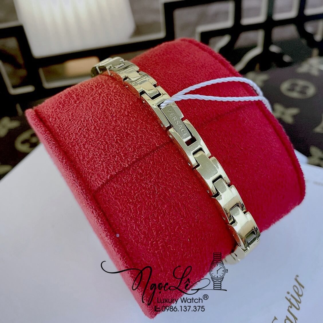 Đồng Hồ Nữ Versace Medusa Secret Dây Kim Loại Vàng Mặt Đen Size 25mm