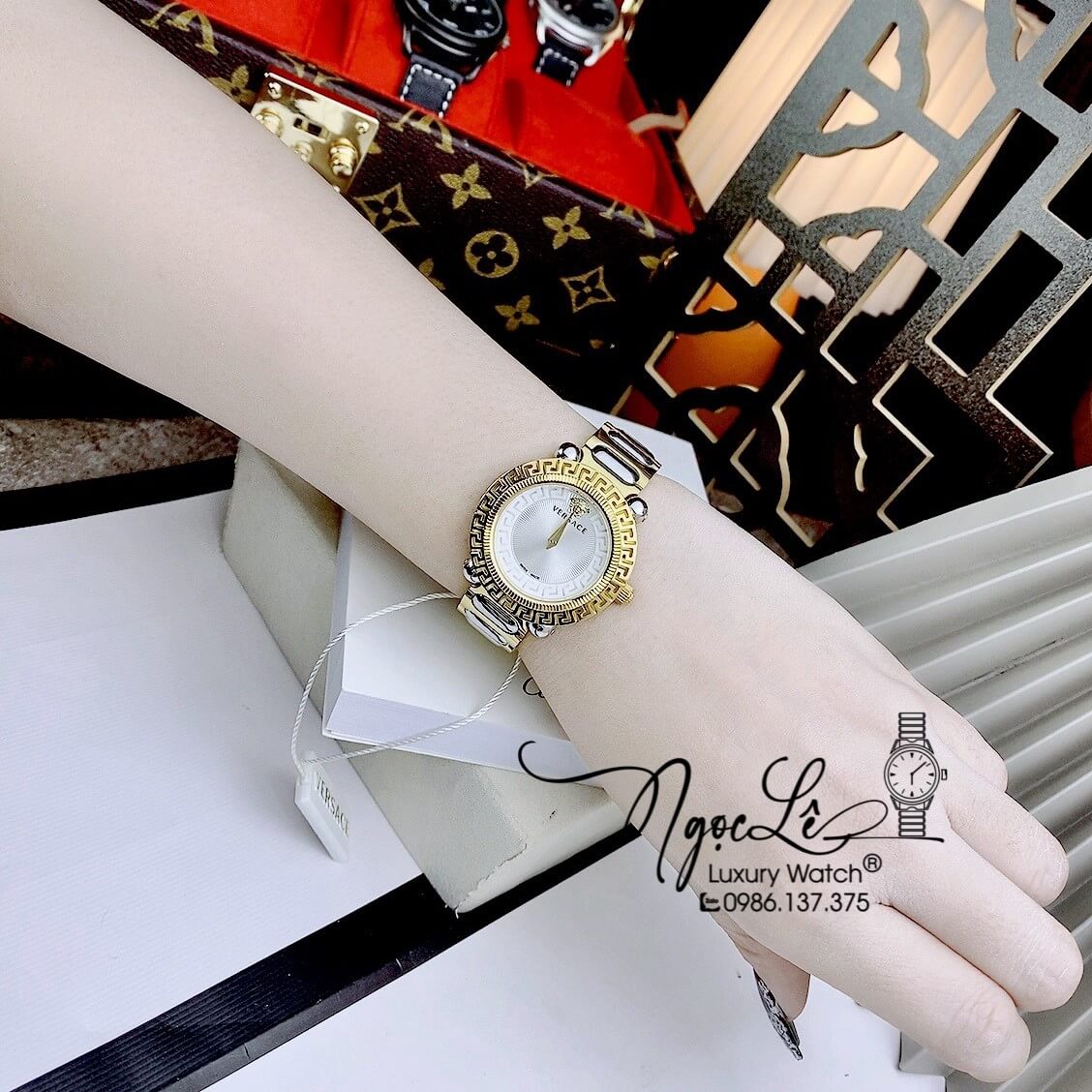 Đồng Hồ Nữ Versace Greca Twist Dây Kim Loại Demi Mặt Trắng Size 35mm