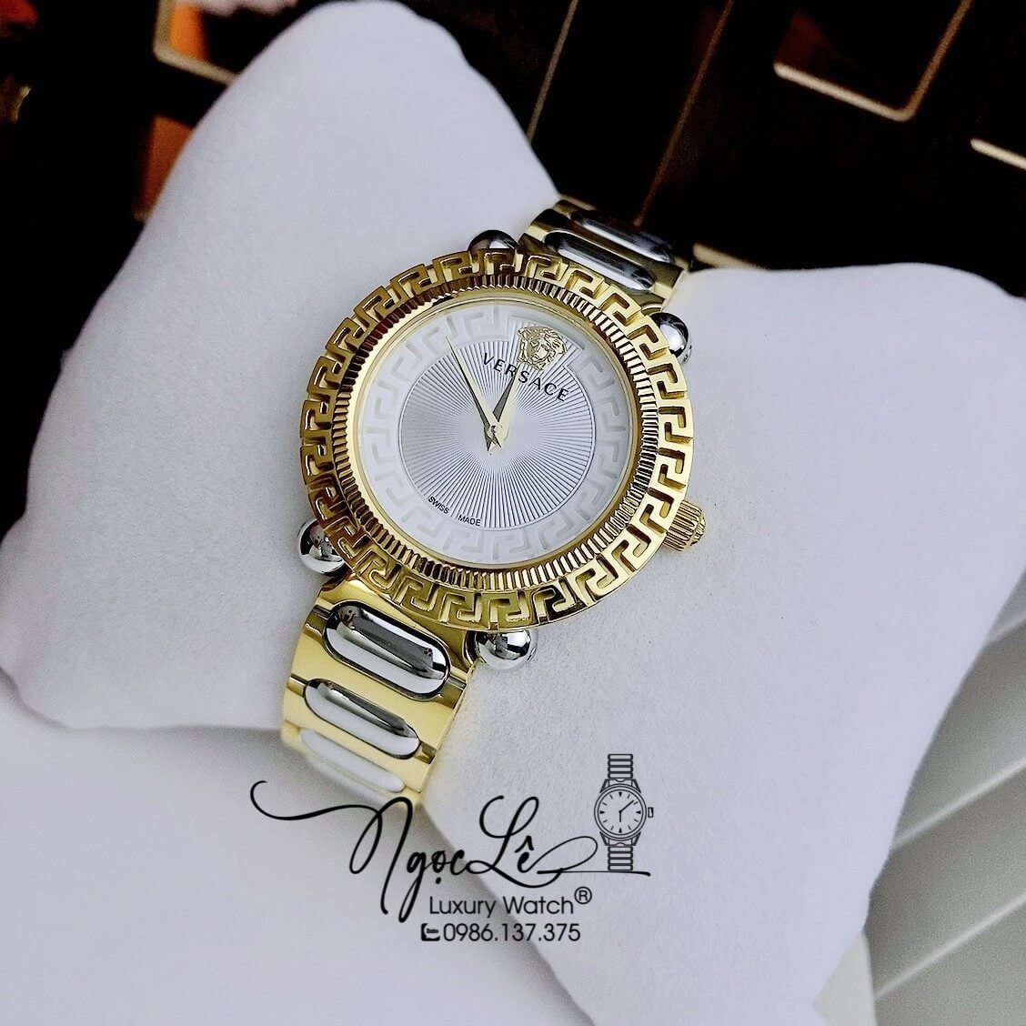 Đồng Hồ Nữ Versace Greca Twist Dây Kim Loại Demi Mặt Trắng Size 35mm