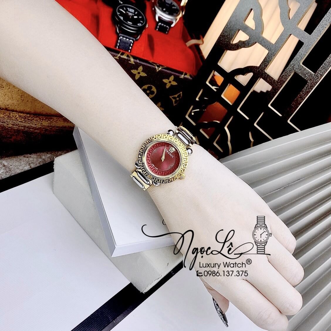 Đồng Hồ Nữ Versace Greca Twist Dây Kim Loại Demi Mặt Đỏ Size 35mm
