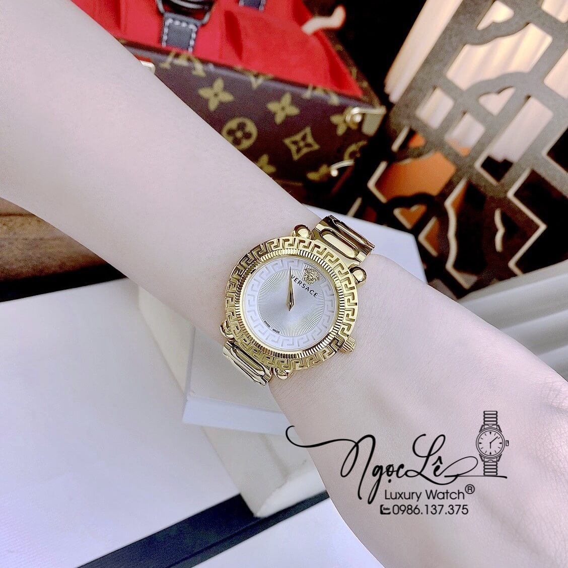 Đồng Hồ Nữ Versace Greca Twist Dây Kim Loại Vàng Mặt Trắng Size 35mm