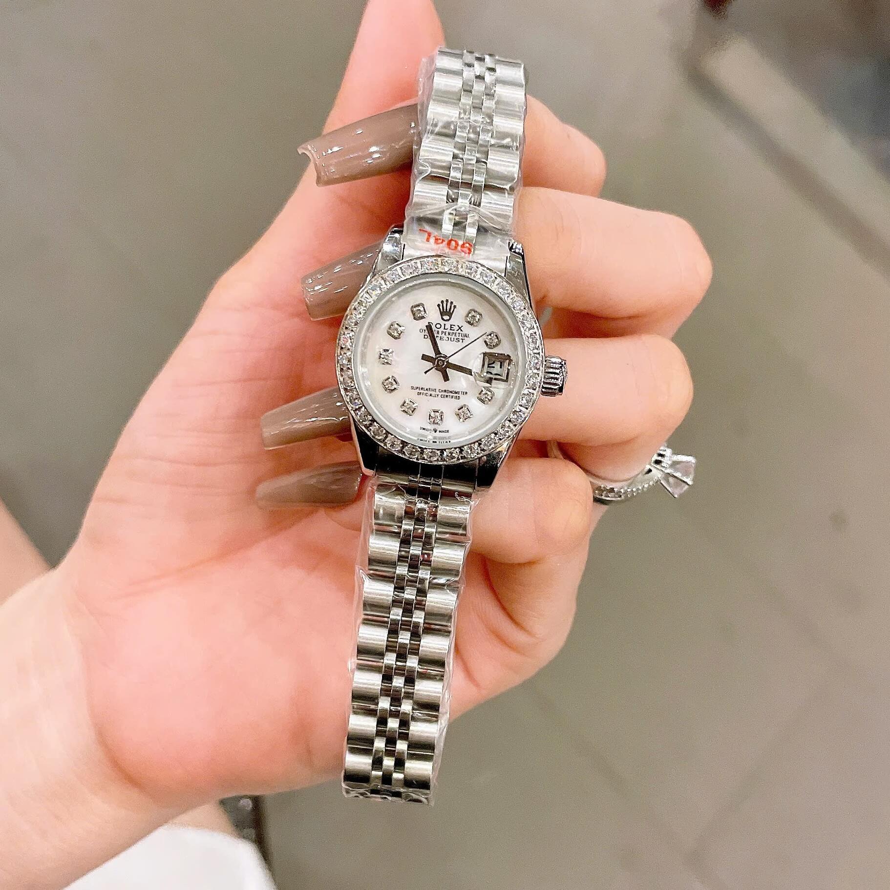 Đồng Hồ Rolex Datejust Nữ Size 28mm Dây Thép Silver Mặt Xà Cừ Trắng Máy Pin Niềng Đá