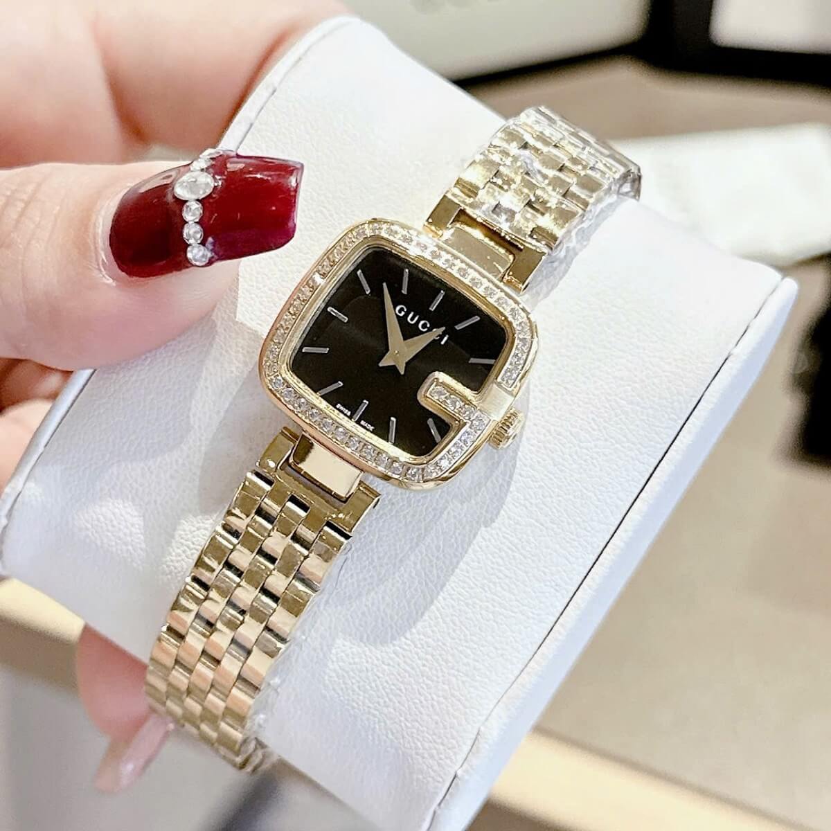 Đồng Hồ Nữ Gucci Mặt Vuông Đen Đính Đá Size 28mm Dây Kim Loại Màu Vàng