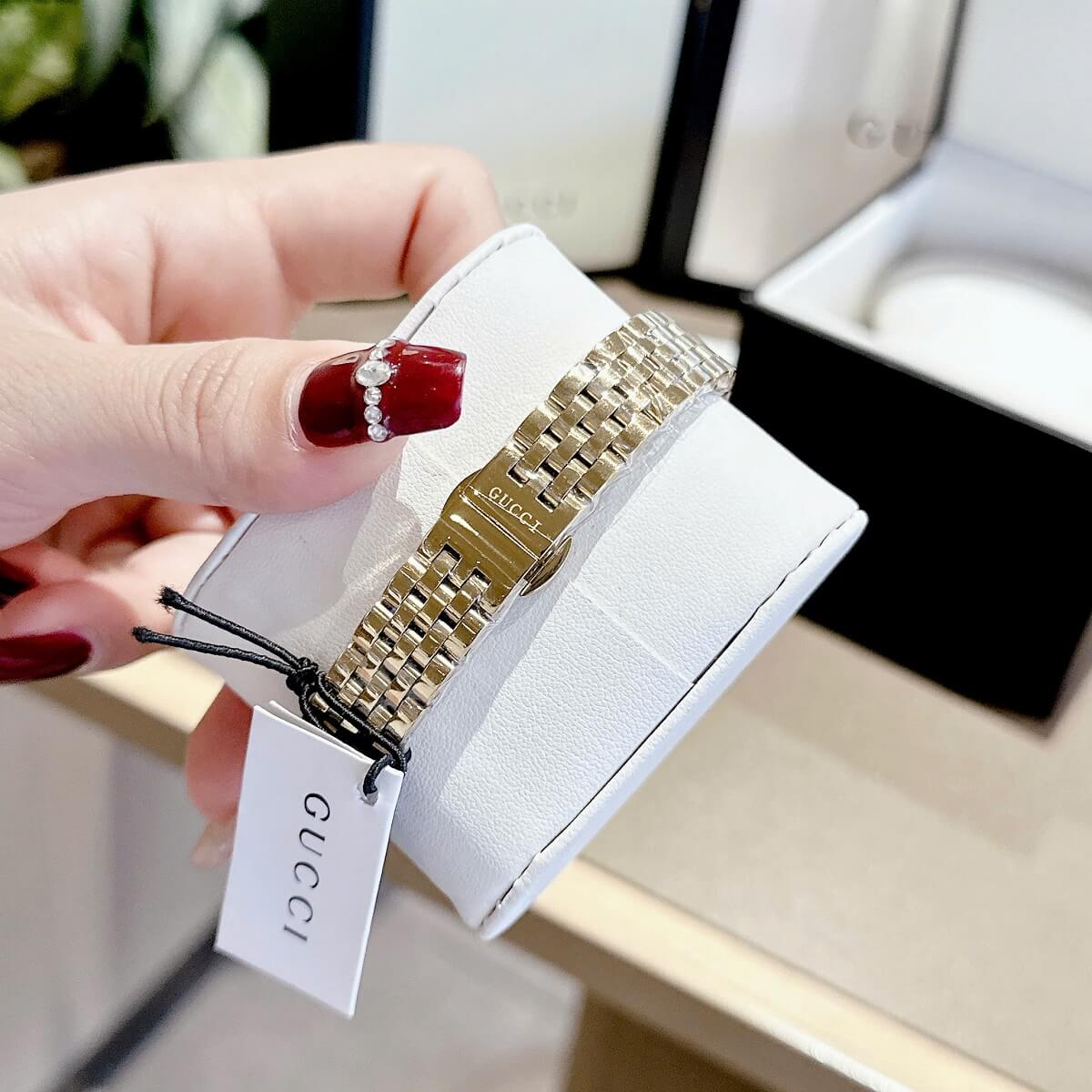 Đồng Hồ Nữ Gucci Mặt Vuông Đen Đính Đá Size 28mm Dây Kim Loại Màu Vàng