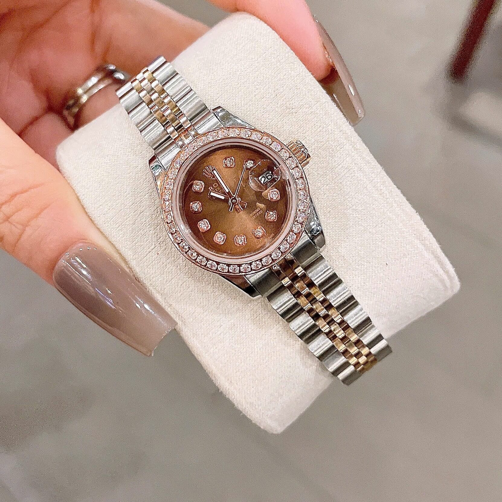 Đồng Hồ Rolex Datejust Nữ Size 28mm Dây Thép Demi Mặt Vàng Hồng Mặt Nâu Máy Pin Niềng Đính Đá