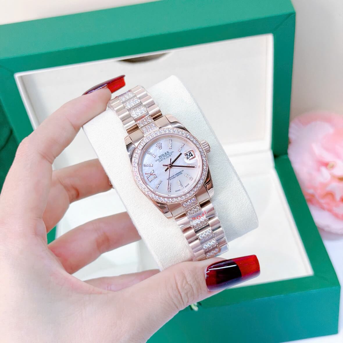 Đồng Hồ Nữ Rolex Datejust Viền Đá Mặt Trắng Xà Cừ Dây Kim Loại Vàng Hồng Đính Đá Size 31mm