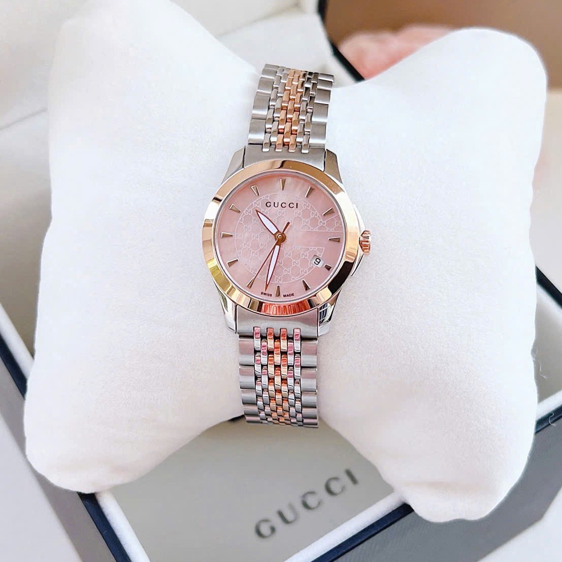 Đồng hồ nữ Gucci G-Timeless dây thép demi vàng mặt xà cừ hồng size 28mm fullbox