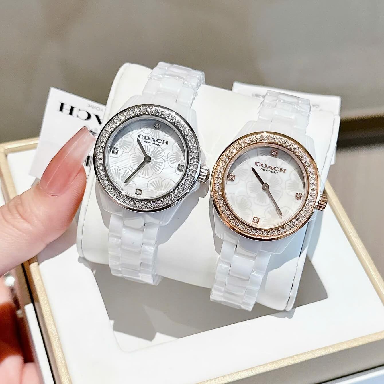 Đồng Hồ Nữ Coach Ceramic Trắng Viền Đá Mặt Họa Tiết Hoa Trà Size 33mm Vỏ Silver Quartz