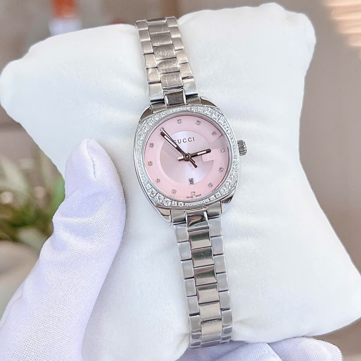 Đồng Hồ Nữ Gucci Mặt Hồng Đính Đá Size 29mm Dây Kim Loại Màu Bạc Kính Sapphire