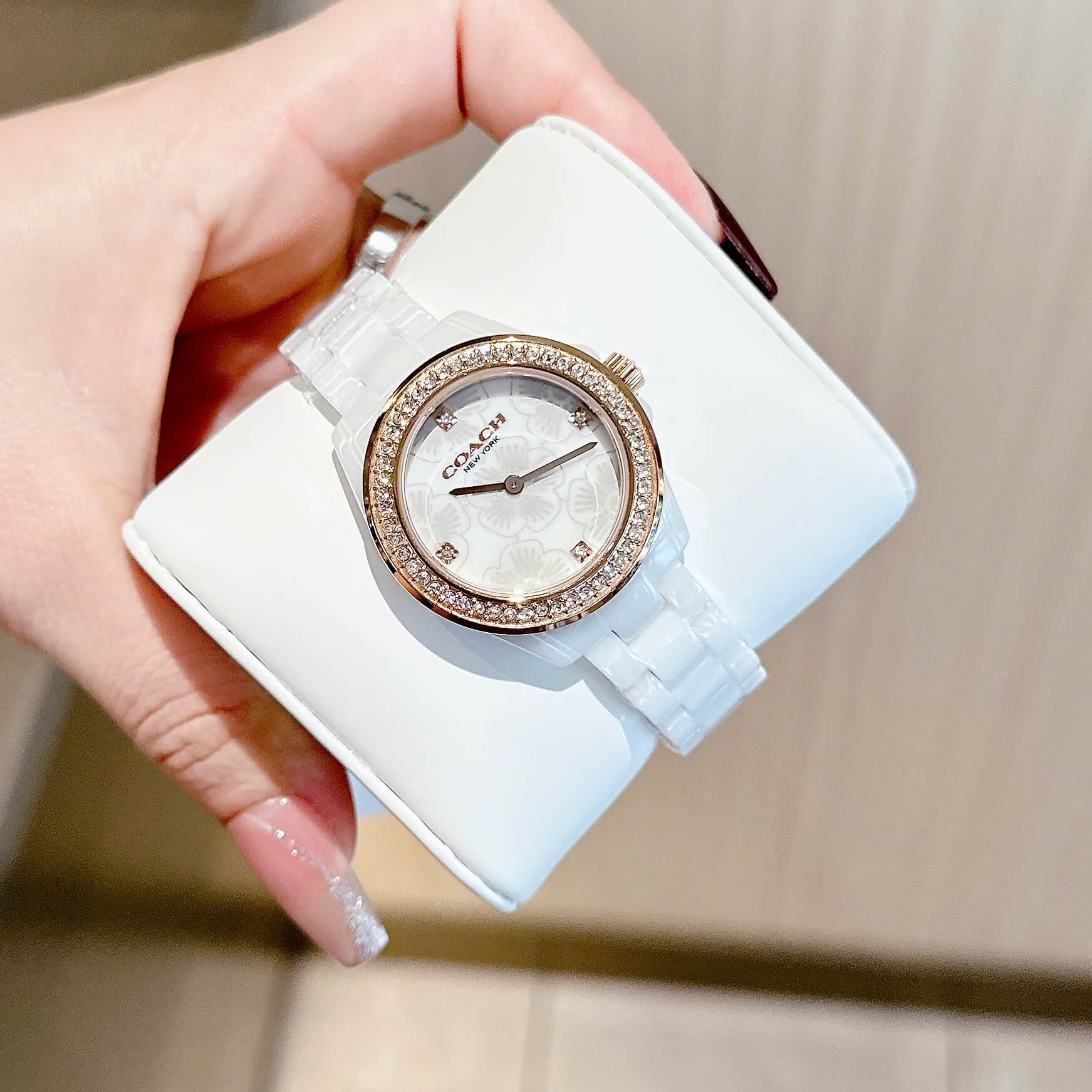 Đồng Hồ Nữ Coach Ceramic Trắng Viền Đá Mặt Họa Tiết Hoa Trà Size 33mm Vỏ Rose Quartz
