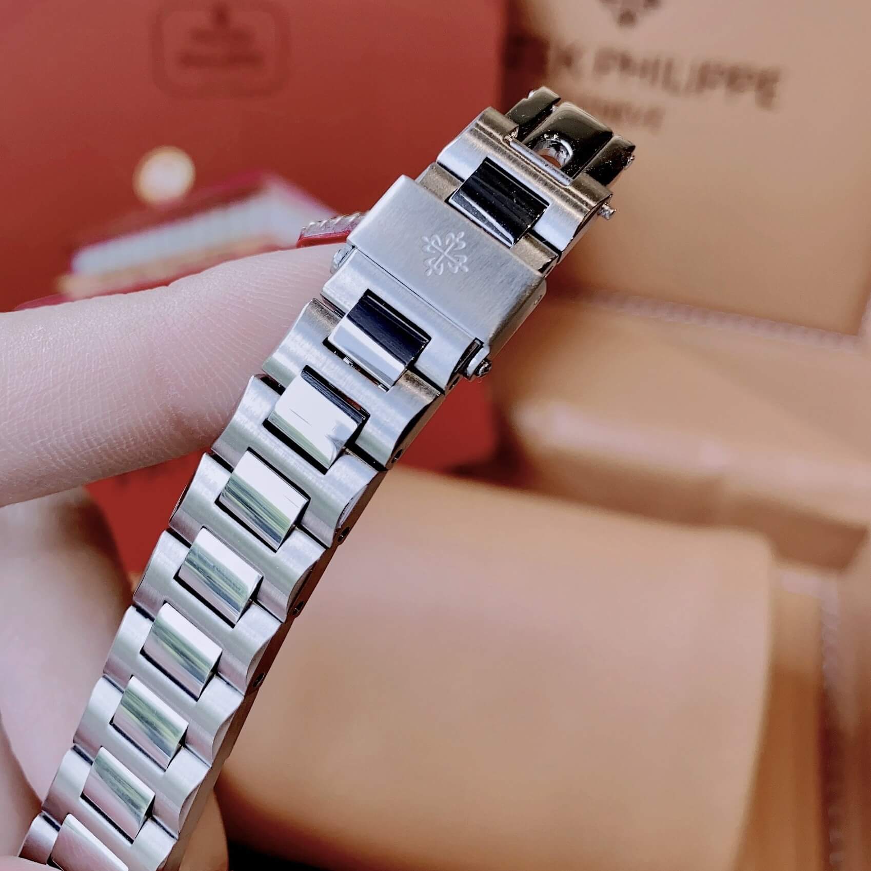 Đồng Hồ Nữ Patek Philippe Nautilus Dây Kim Loại Silver Mặt Xanh Dương Viền Đính Đá 32mm - Quartz